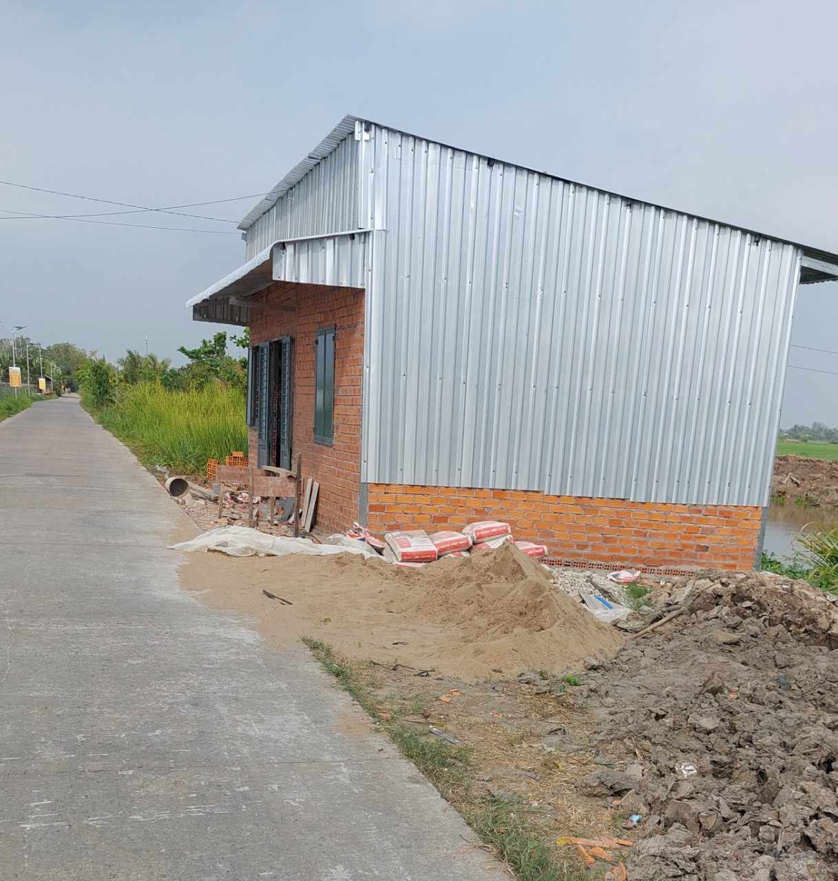 H&agrave;ng chục hộ d&acirc;n v&ocirc; tư x&acirc;y nh&agrave;, chuồng b&ograve; lấn l&ograve;ng k&ecirc;nh ở S&oacute;c Trăng- Ảnh 5.