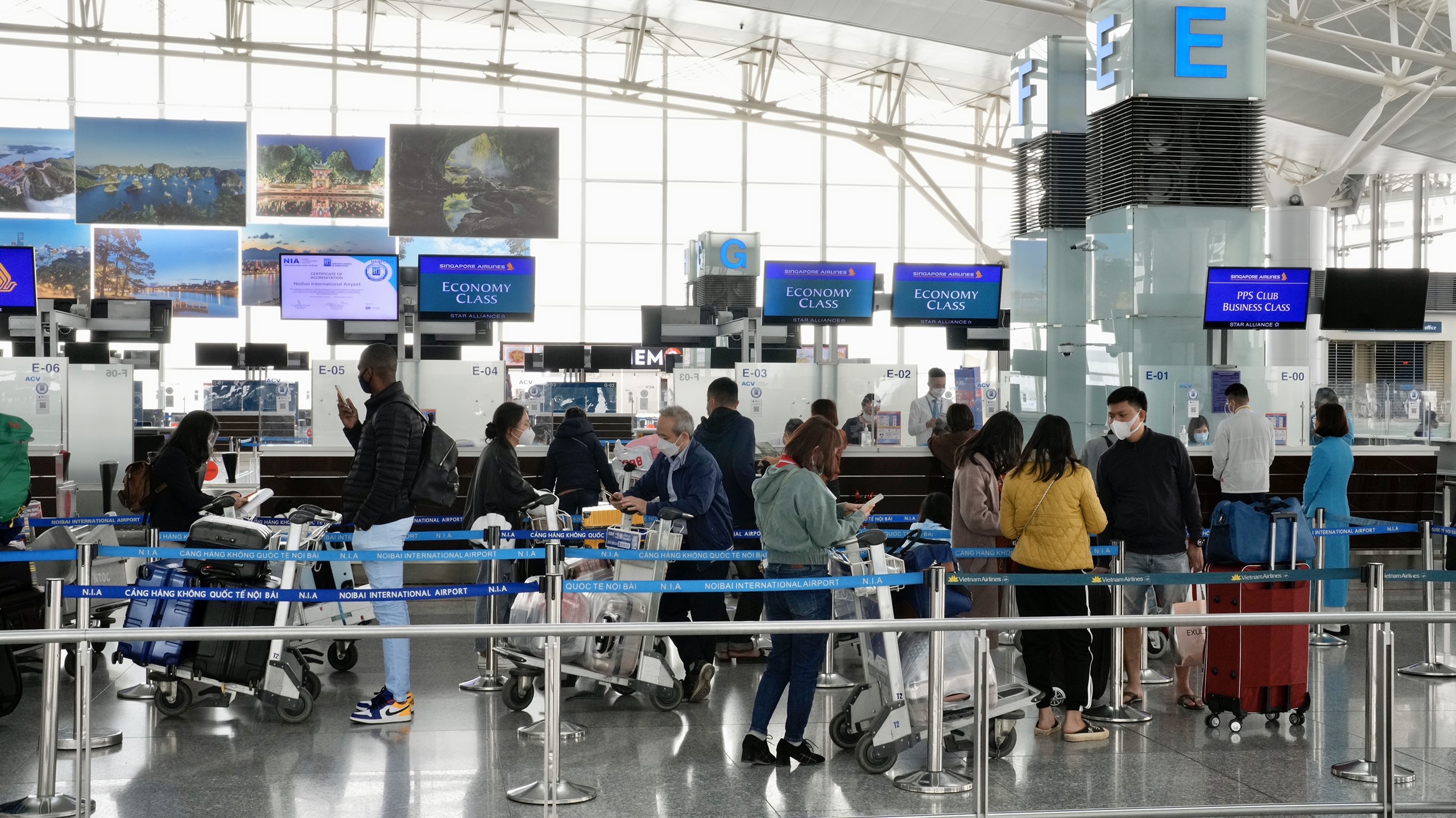 Nhiều h&agrave;nh kh&aacute;ch bị từ chối nhập cảnh, h&agrave;ng kh&ocirc;ng 