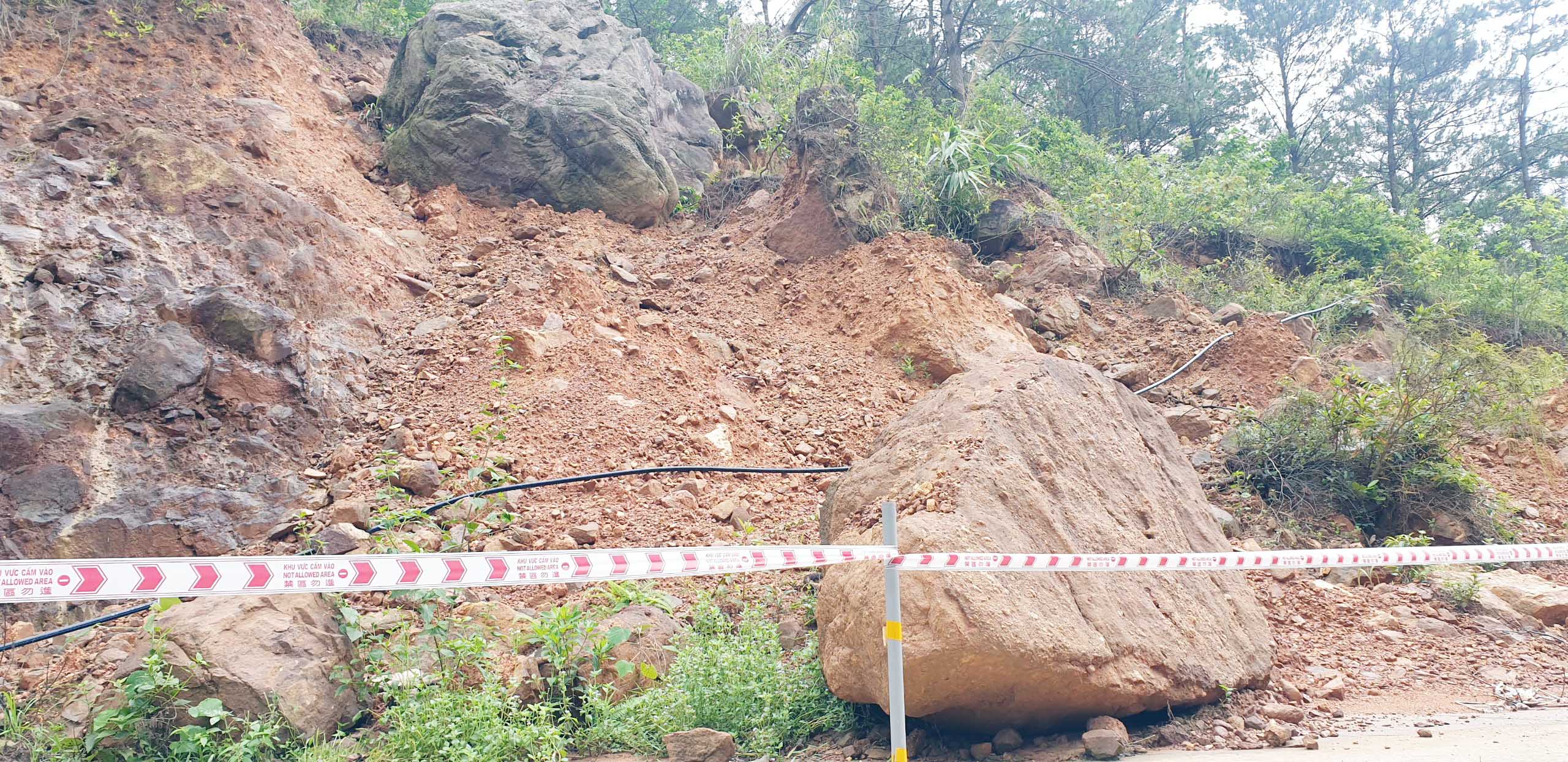 Đ&aacute; lở, đất sạt r&igrave;nh rập đường Ngọa V&acirc;n - Y&ecirc;n Tử: Quảng Ninh xử l&yacute; thế n&agrave;o?- Ảnh 1.