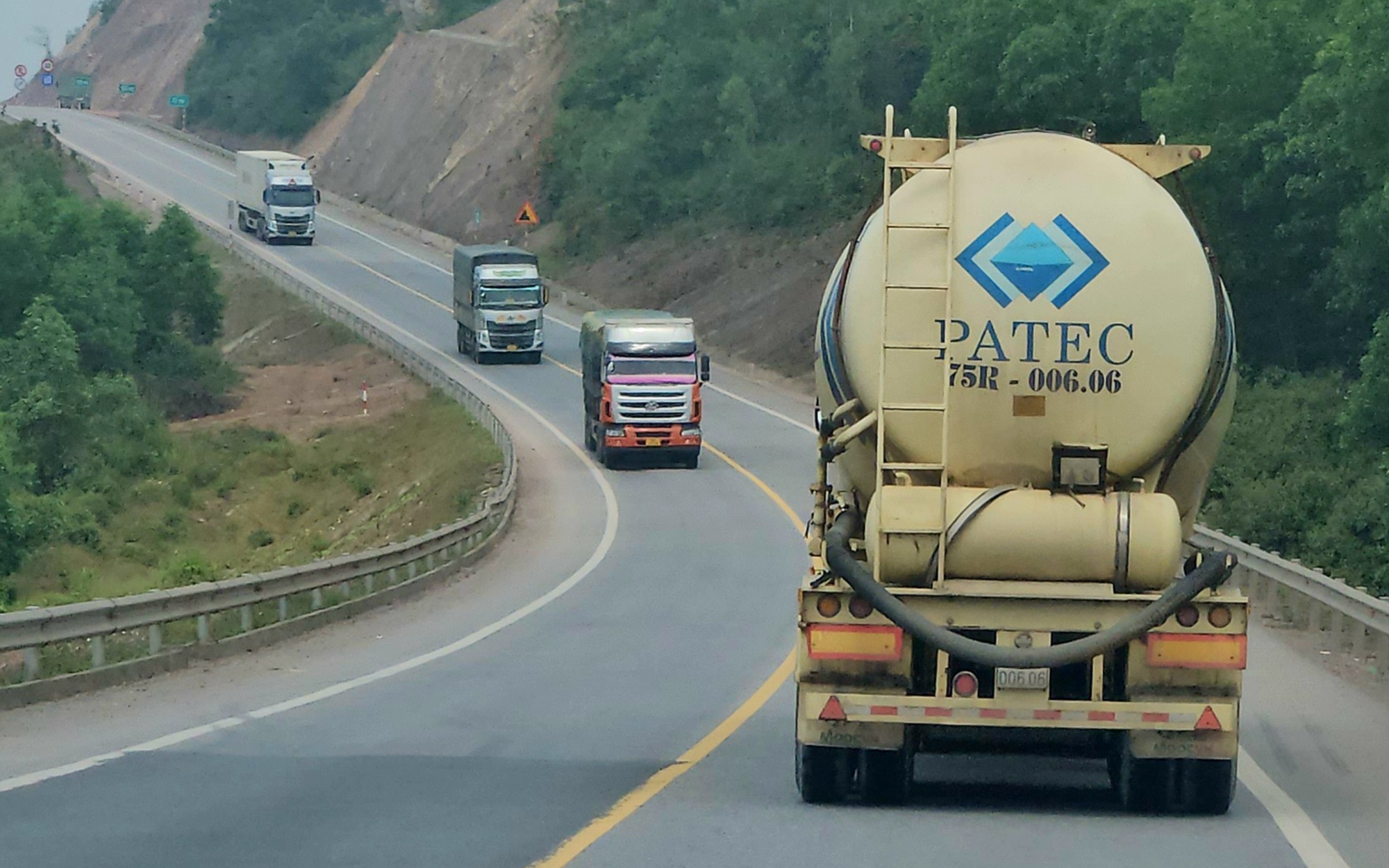 Loại xe gây ùn ứ, TNGT trên cao tốc Cam Lộ - La Sơn nhiều nhất- Ảnh 8. Nghiên cứu hạn chế xe tải trọng lớn vào cao tốc Cam Lộ - La Sơn