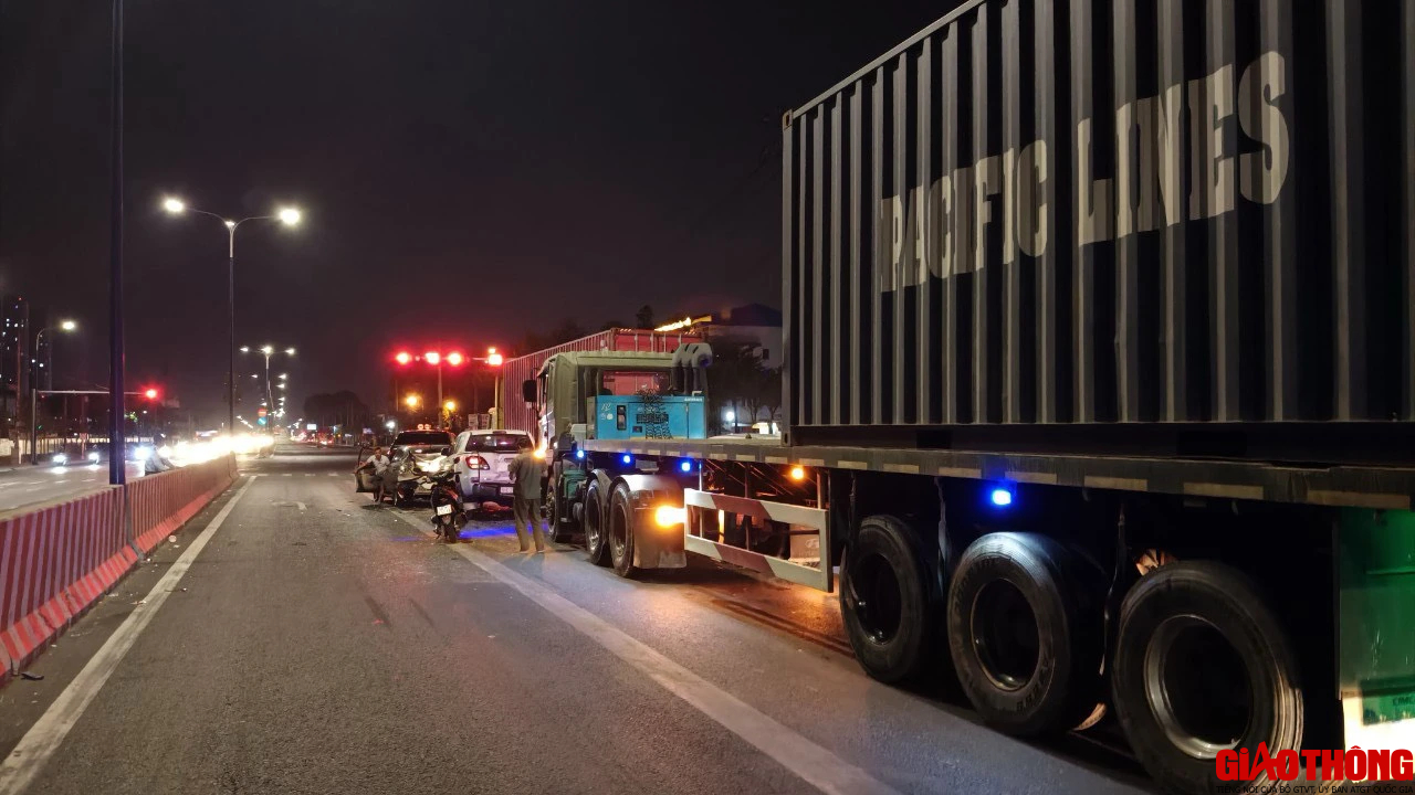 Xe container t&ocirc;ng 3 &ocirc; t&ocirc; dừng chờ đ&egrave;n đỏ, người phụ nữ nước ngo&agrave;i bị thương- Ảnh 1.