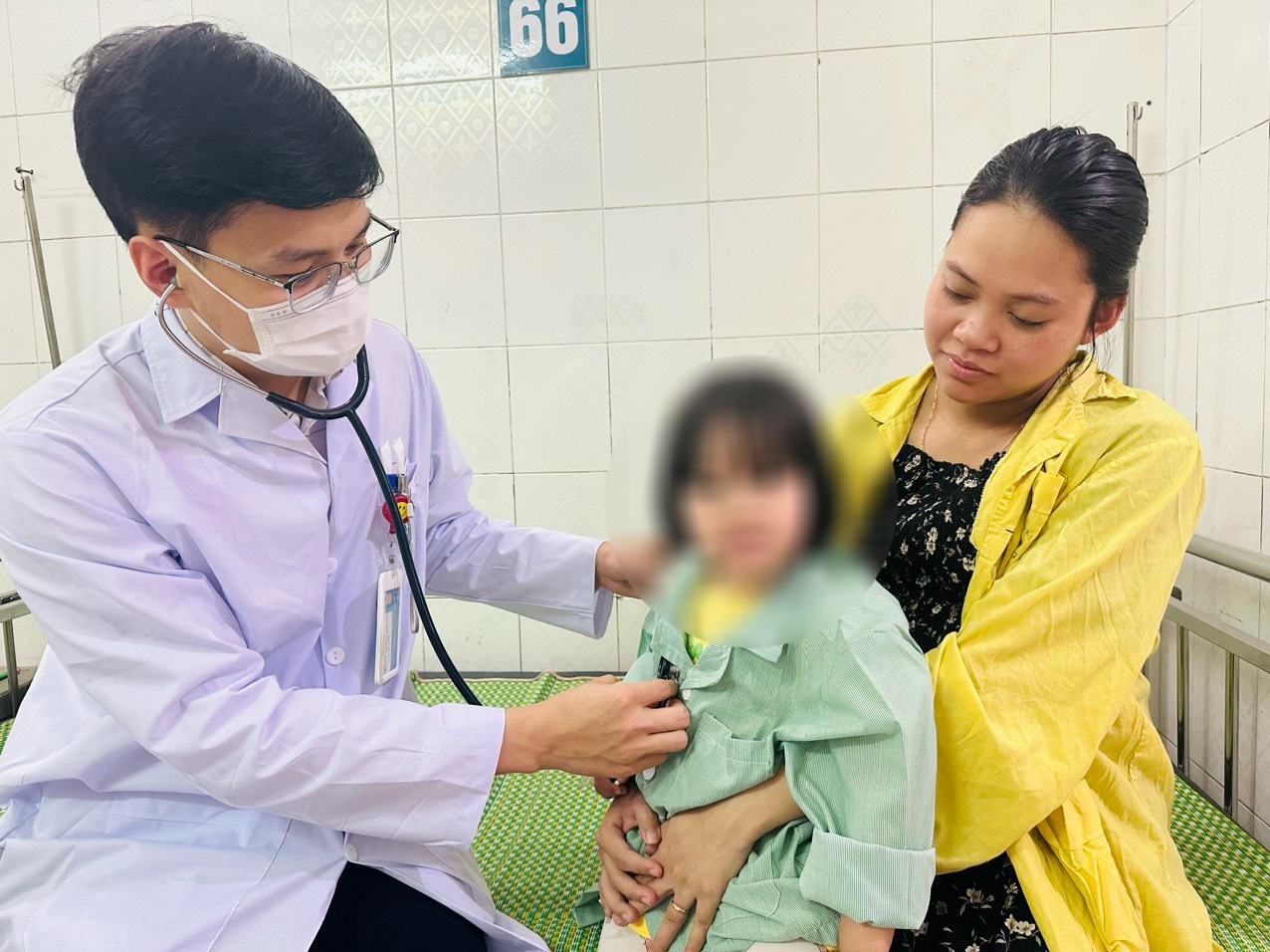 Gia tăng người gi&agrave;, trẻ nhỏ nhập viện v&igrave; thời tiết- Ảnh 1.