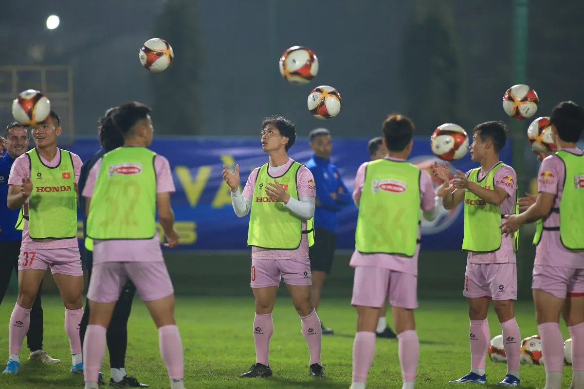 Đội tuyển Việt Nam chốt danh s&aacute;ch đấu Indonesia: C&ocirc;ng thần bị loại?- Ảnh 2.