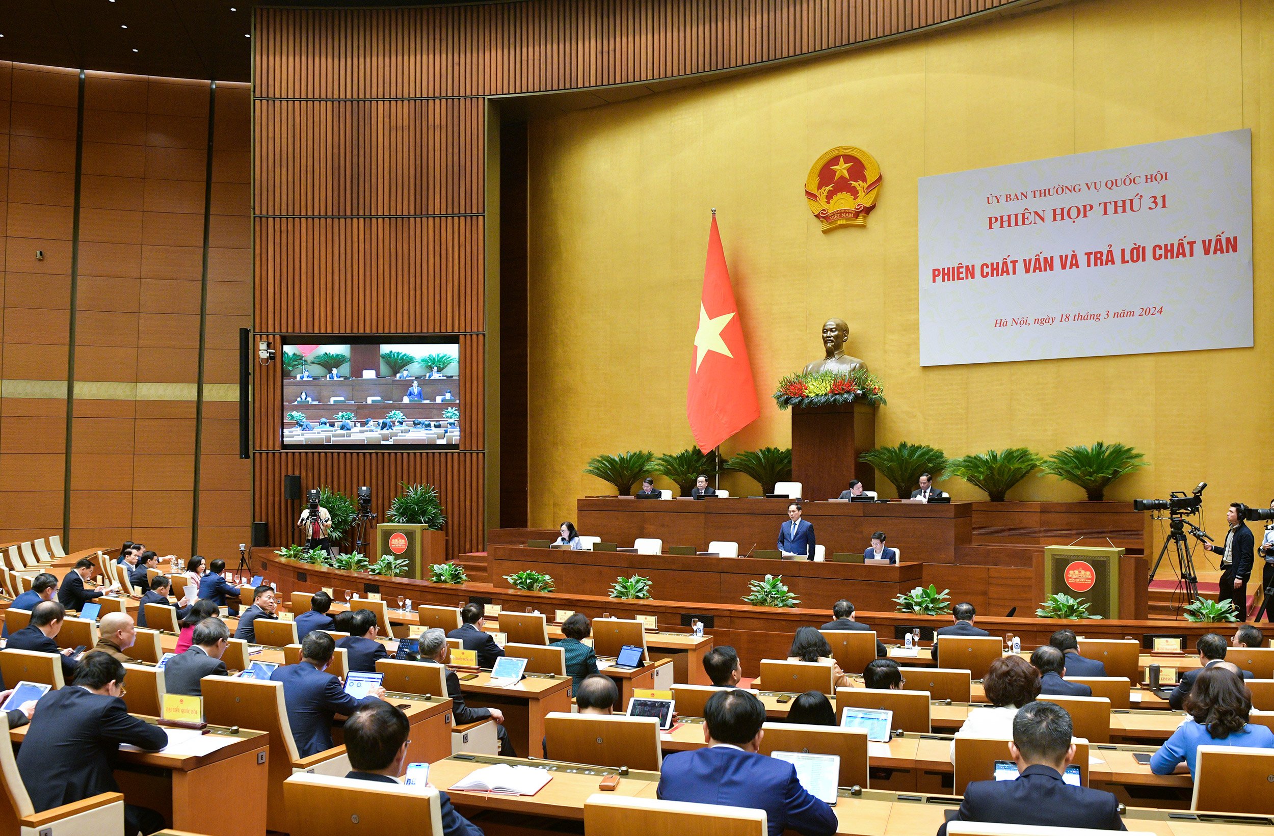 Bộ trưởng Ngoại giao: Kh&ocirc;ng c&oacute; việc nhẹ, lương cao ở nước ngo&agrave;i- Ảnh 2.