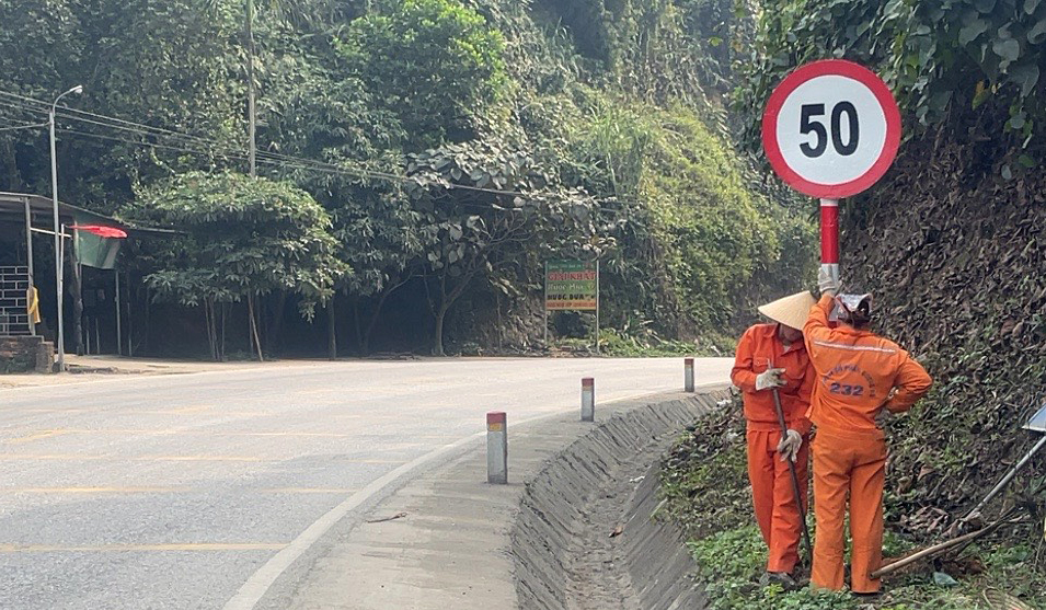Đặt biển hạn chế tốc độ tr&ecirc;n QL2 sau vụ TNGT l&agrave;m 6 người tử vong ở Tuy&ecirc;n Quang- Ảnh 1.