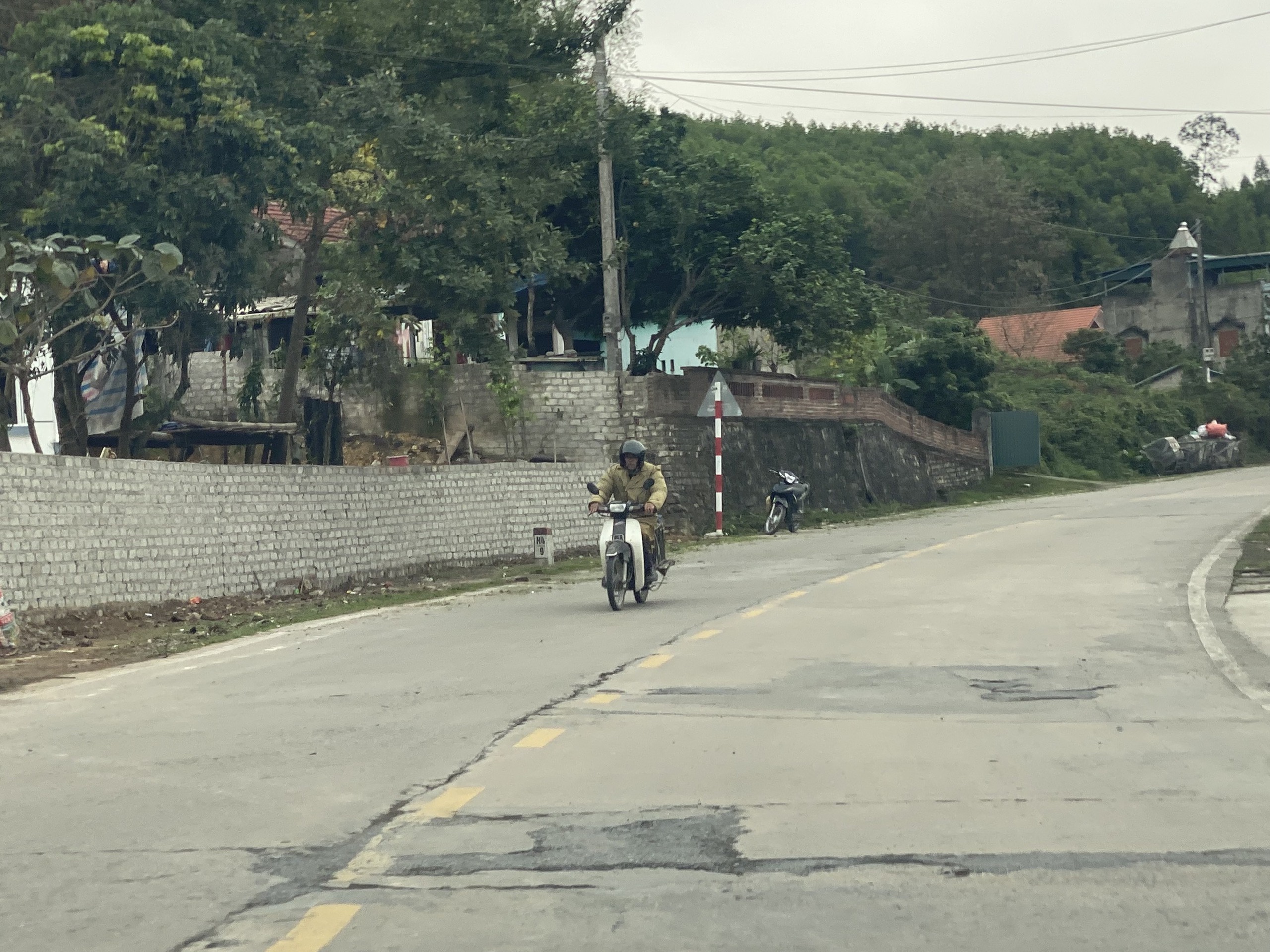 Đ&aacute; lở, đất sạt r&igrave;nh rập đường Ngọa V&acirc;n - Y&ecirc;n Tử: Quảng Ninh xử l&yacute; thế n&agrave;o?- Ảnh 2.