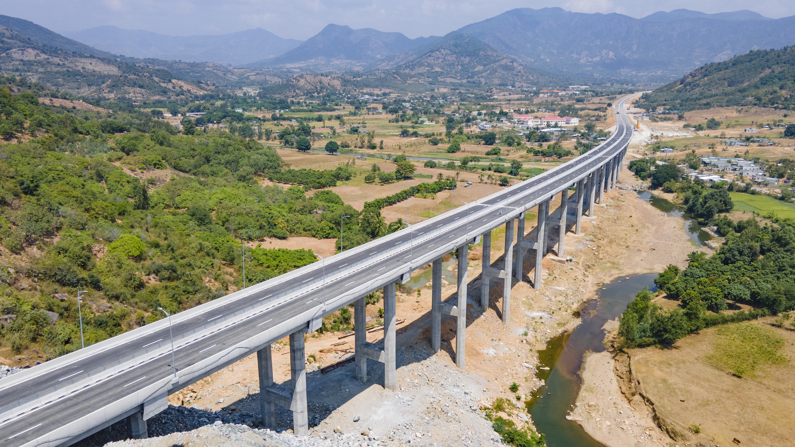 Cận cảnh cao tốc Bắc - Nam qua 3 tỉnh về đ&iacute;ch dịp 30/4- Ảnh 11.