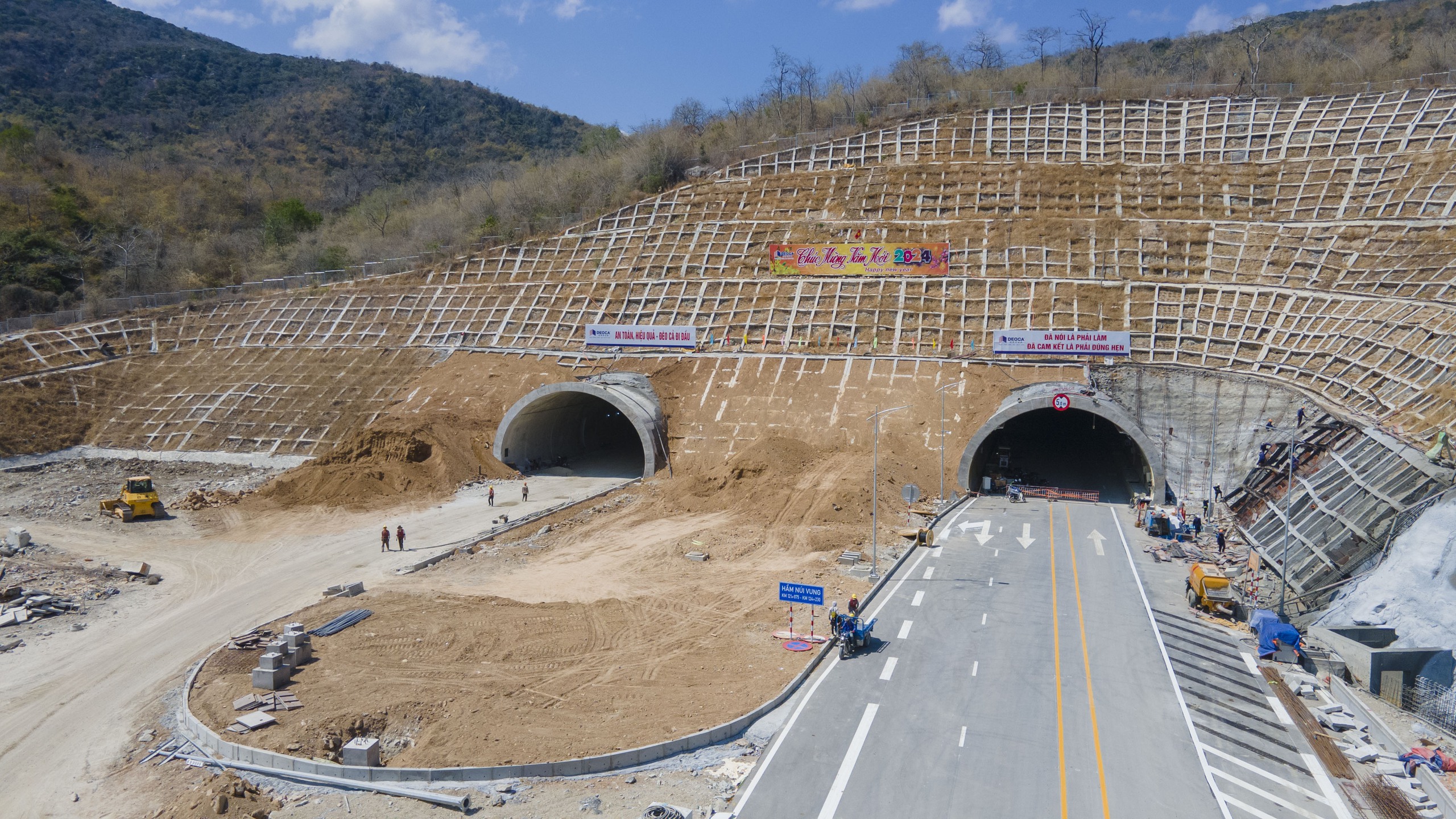 Cận cảnh cao tốc Bắc - Nam qua 3 tỉnh về đ&iacute;ch dịp 30/4- Ảnh 14.