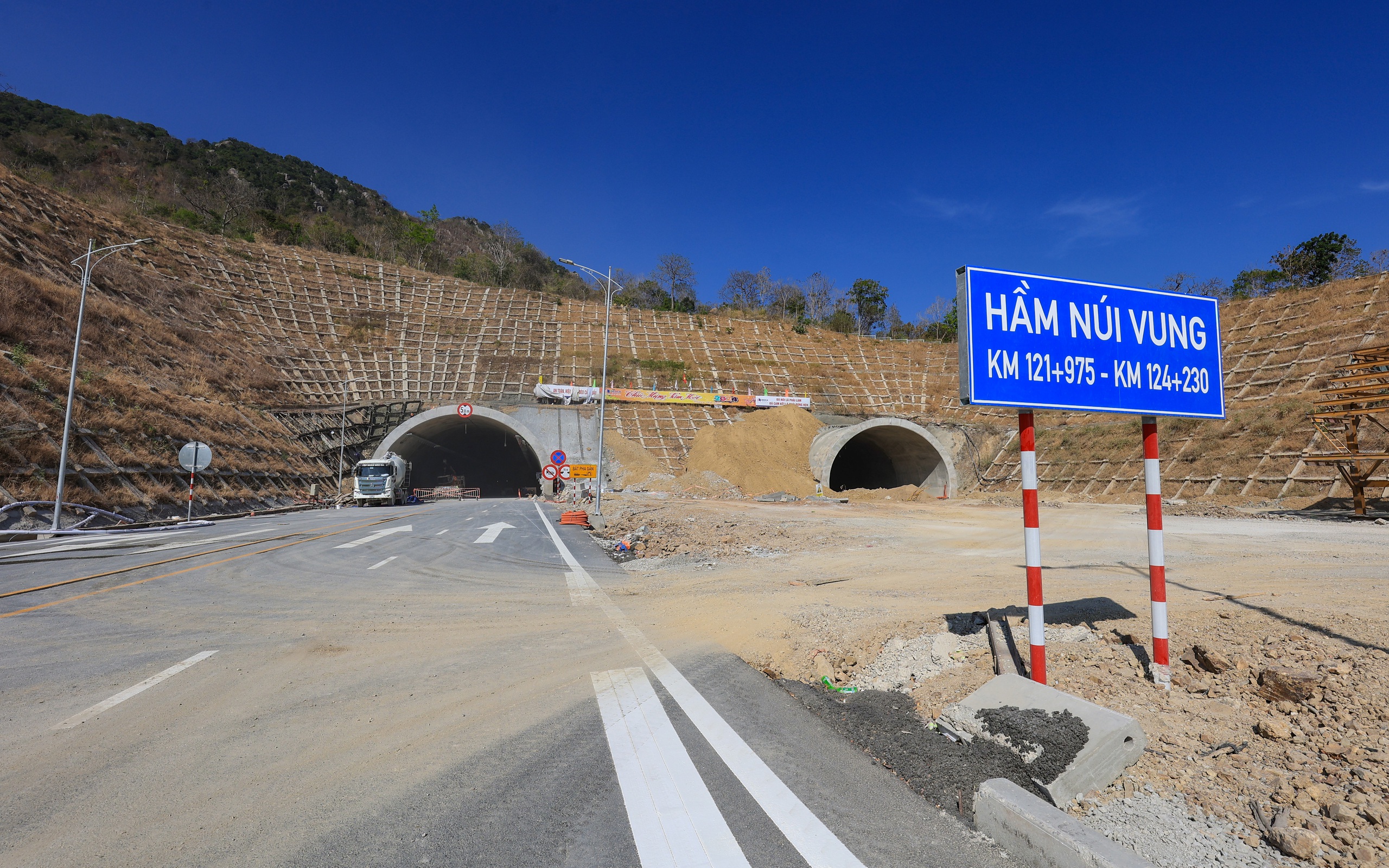 Cận cảnh cao tốc Bắc - Nam qua 3 tỉnh về đ&iacute;ch dịp 30/4- Ảnh 13.