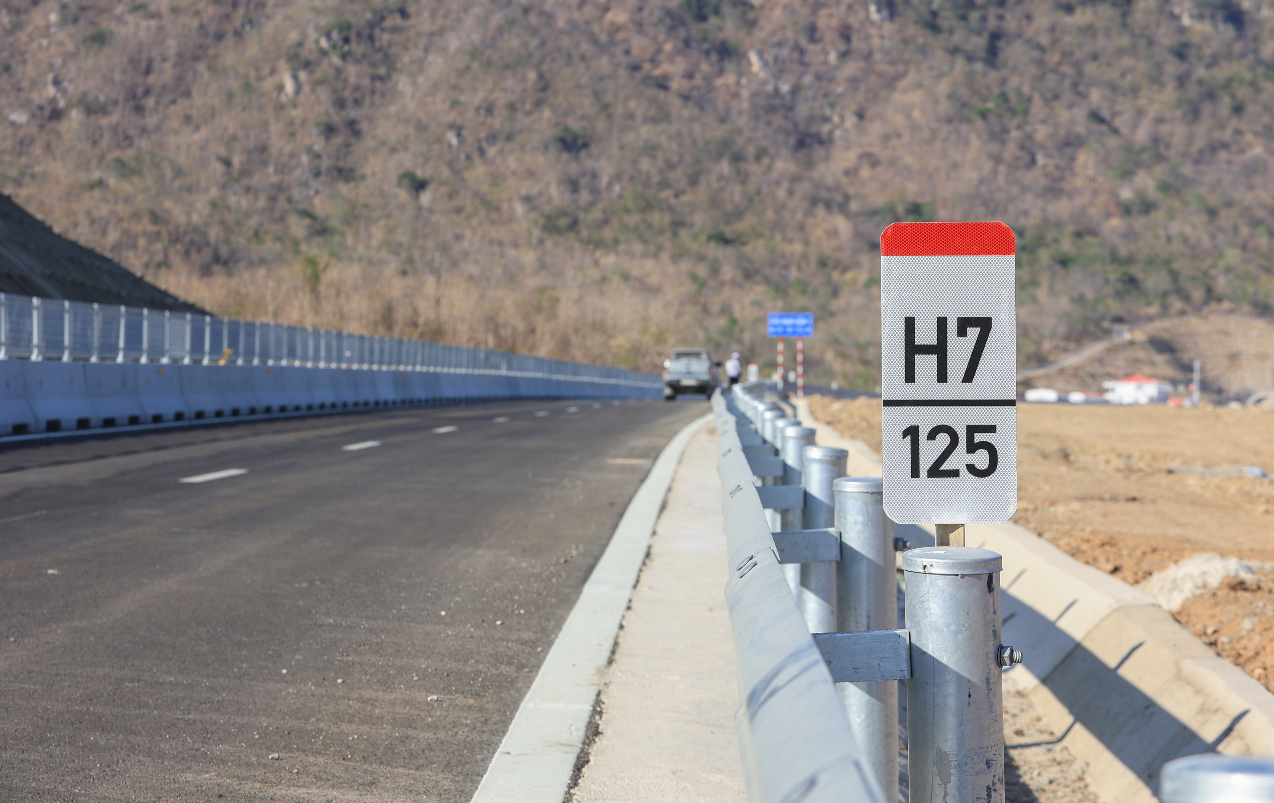 Cận cảnh cao tốc Bắc - Nam qua 3 tỉnh về đ&iacute;ch dịp 30/4- Ảnh 20.