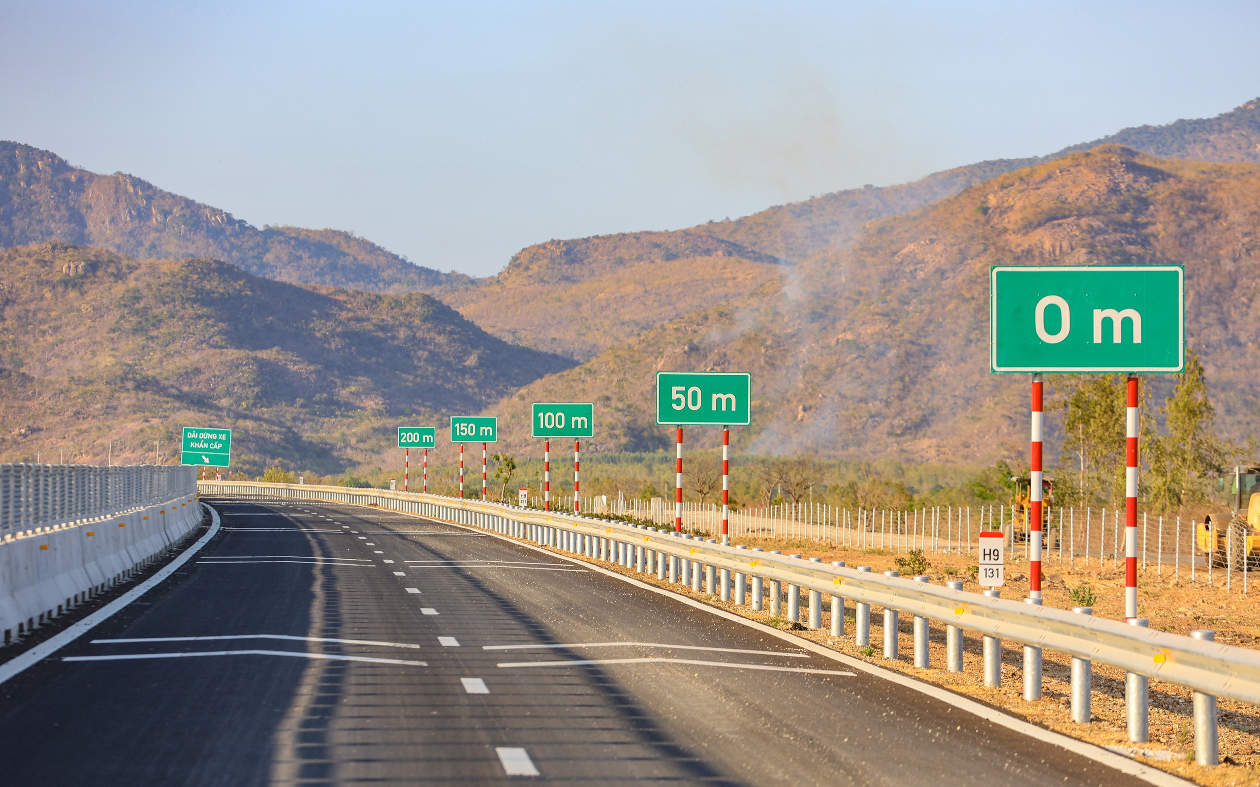 Cận cảnh cao tốc Bắc - Nam qua 3 tỉnh về đ&iacute;ch dịp 30/4- Ảnh 17.