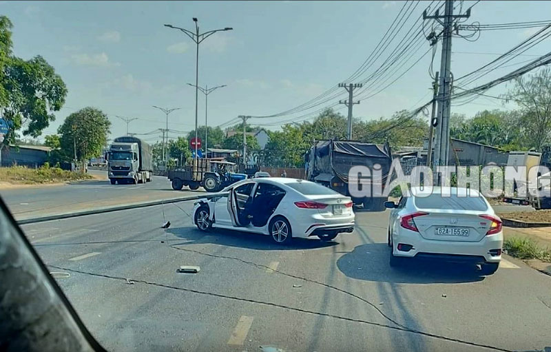 Cột đ&egrave;n xuy&ecirc;n qua xe &ocirc; t&ocirc; 4 chỗ.