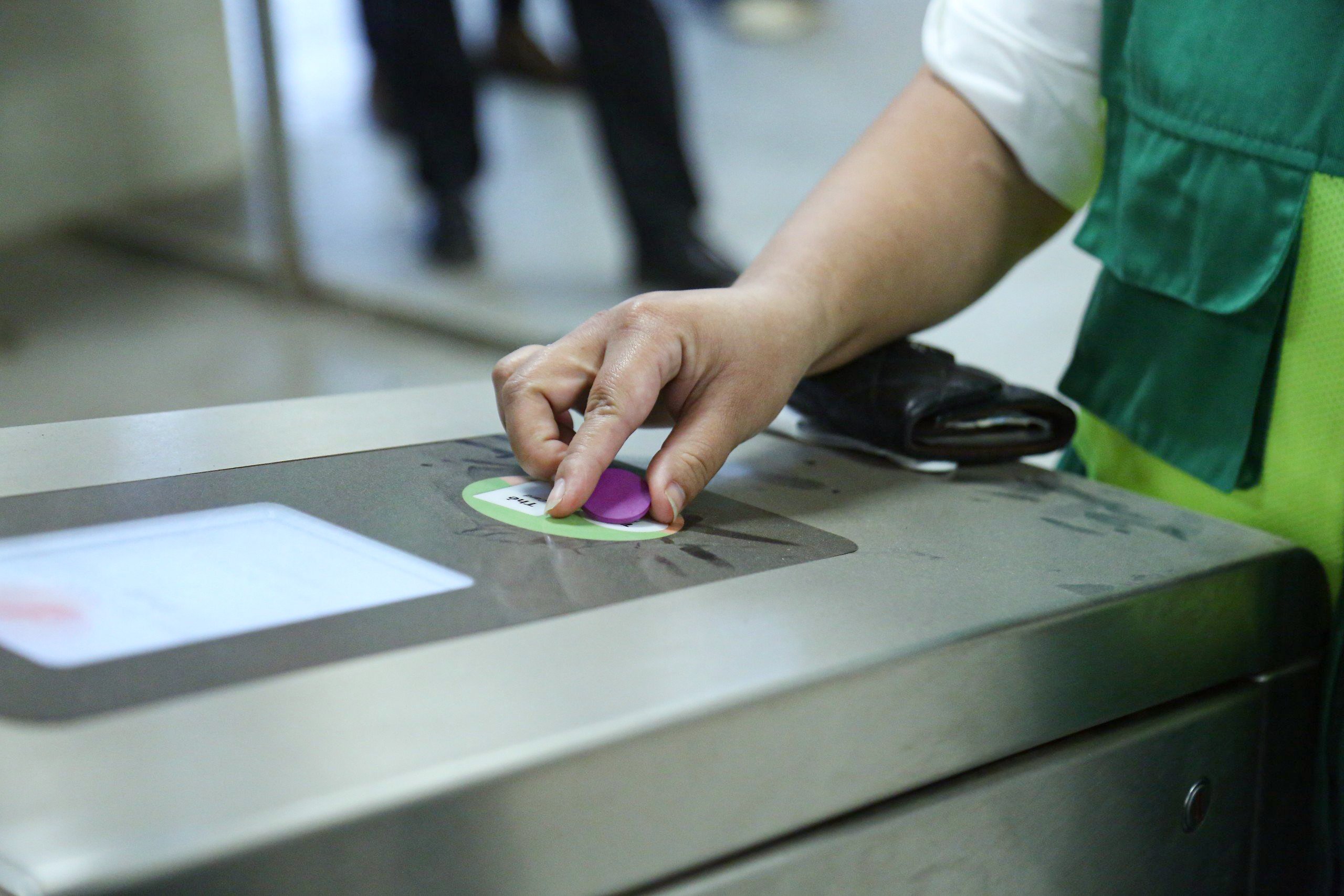 Trải nghiệm metro Nhổn - ga Hà Nội: Tàu chạy êm, an toàn- Ảnh 11. Trải nghiệm metro Nhổn - ga Hà Nội: Tàu chạy êm, an toàn- Ảnh 11.