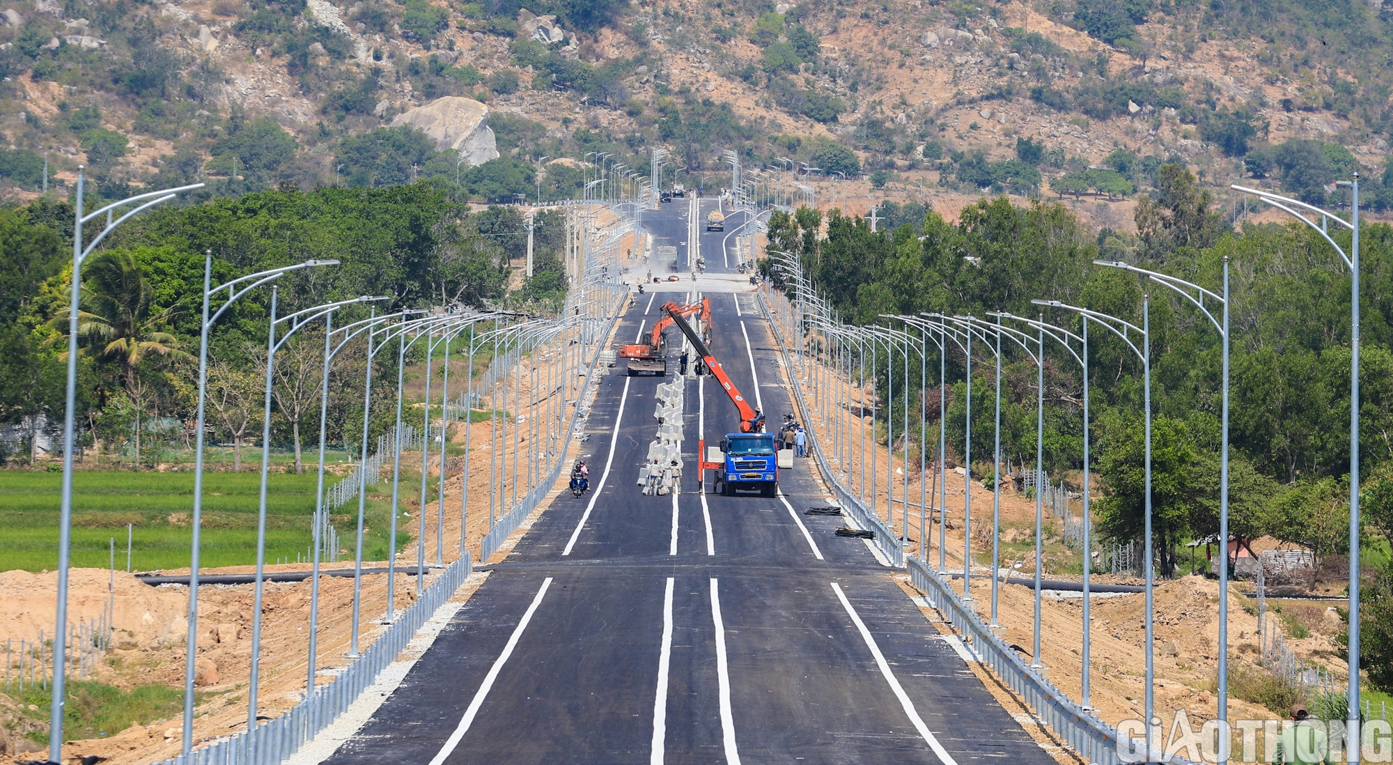 Cận cảnh cao tốc Bắc - Nam qua 3 tỉnh về đích dịp 30/4- Ảnh 1. Cận cảnh cao tốc Bắc - Nam qua 3 tỉnh về đích dịp 30/4- Ảnh 1.