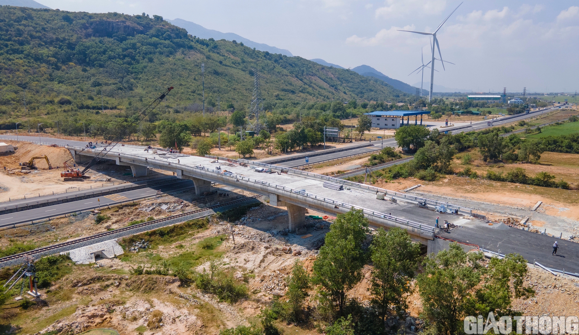 Cận cảnh cao tốc Bắc - Nam qua 3 tỉnh về đích dịp 30/4- Ảnh 3. Cận cảnh cao tốc Bắc - Nam qua 3 tỉnh về đích dịp 30/4- Ảnh 3.