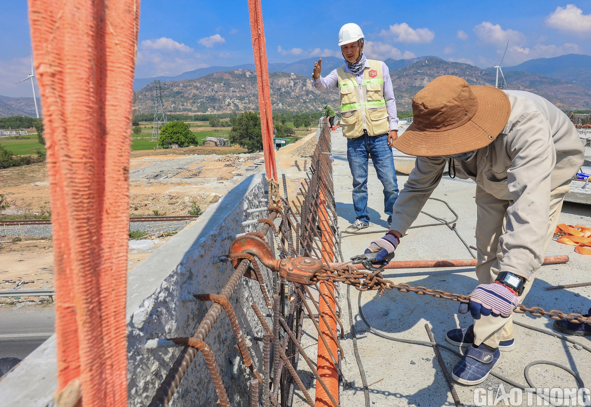 Cận cảnh cao tốc Bắc - Nam qua 3 tỉnh về đích dịp 30/4- Ảnh 4. Cận cảnh cao tốc Bắc - Nam qua 3 tỉnh về đích dịp 30/4- Ảnh 4.