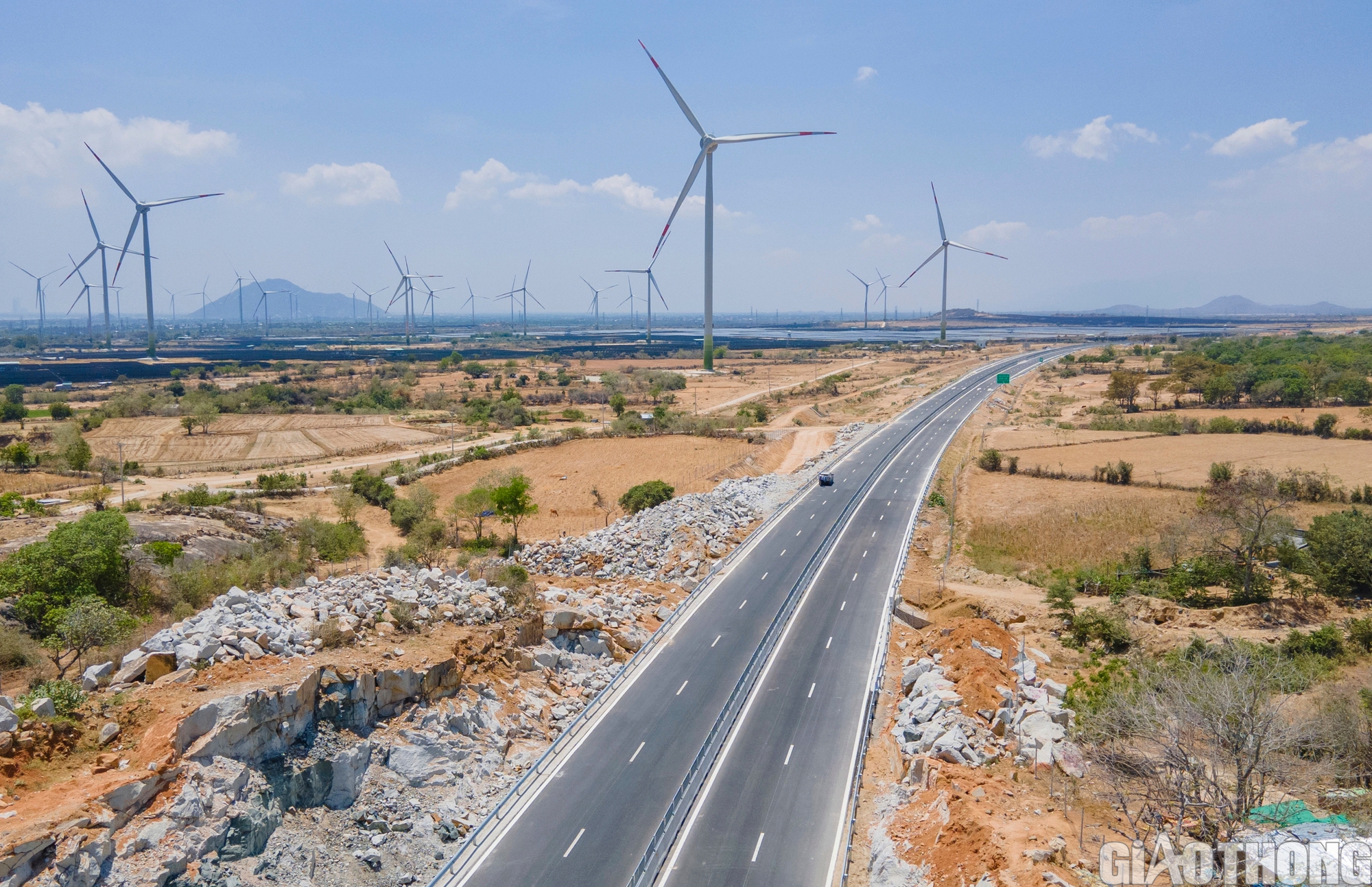 Cận cảnh cao tốc Bắc - Nam qua 3 tỉnh về đích dịp 30/4- Ảnh 8. Cận cảnh cao tốc Bắc - Nam qua 3 tỉnh về đích dịp 30/4- Ảnh 8.