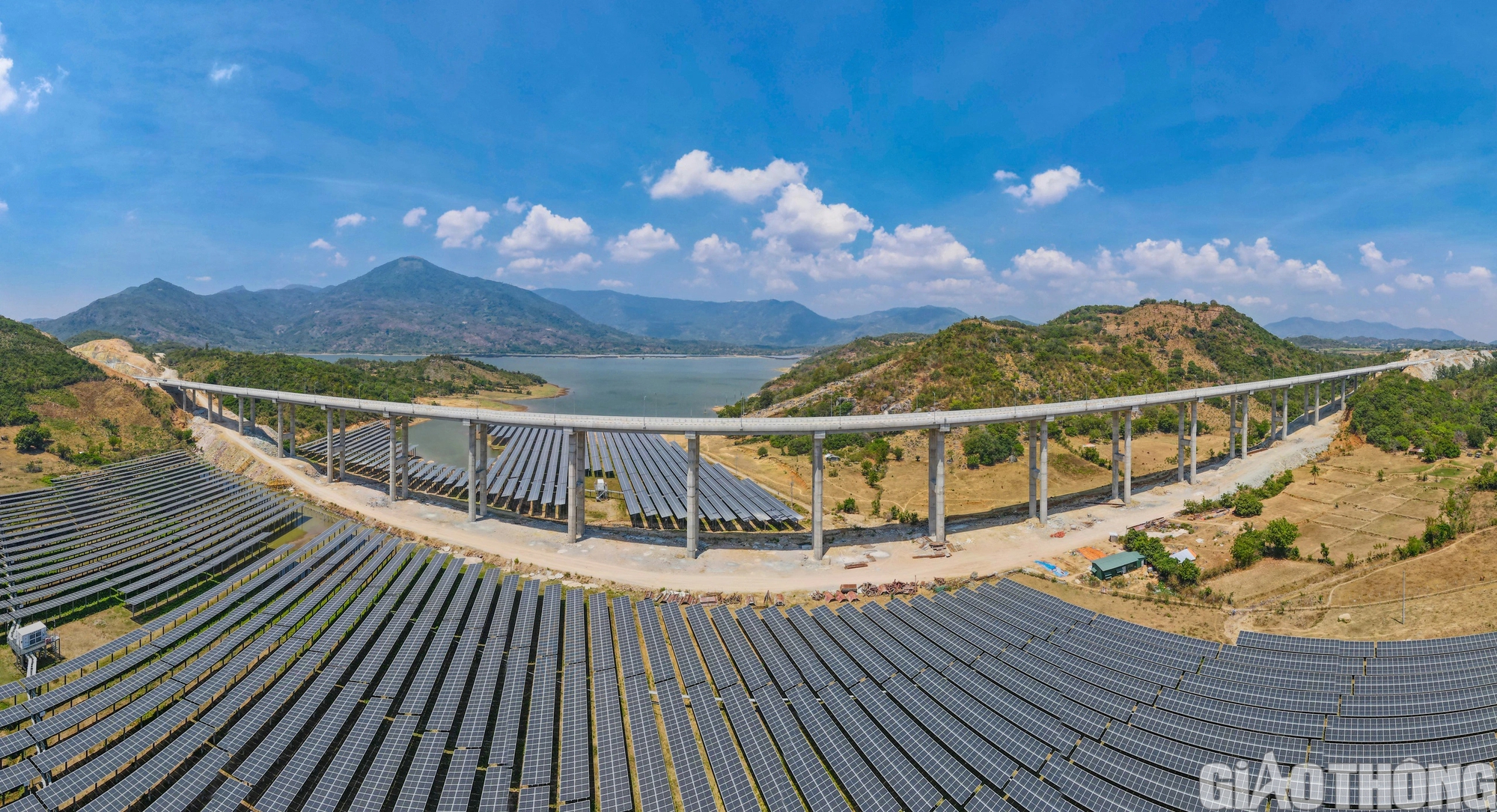 Cận cảnh cao tốc Bắc - Nam qua 3 tỉnh về đích dịp 30/4- Ảnh 9. Cận cảnh cao tốc Bắc - Nam qua 3 tỉnh về đích dịp 30/4- Ảnh 9.