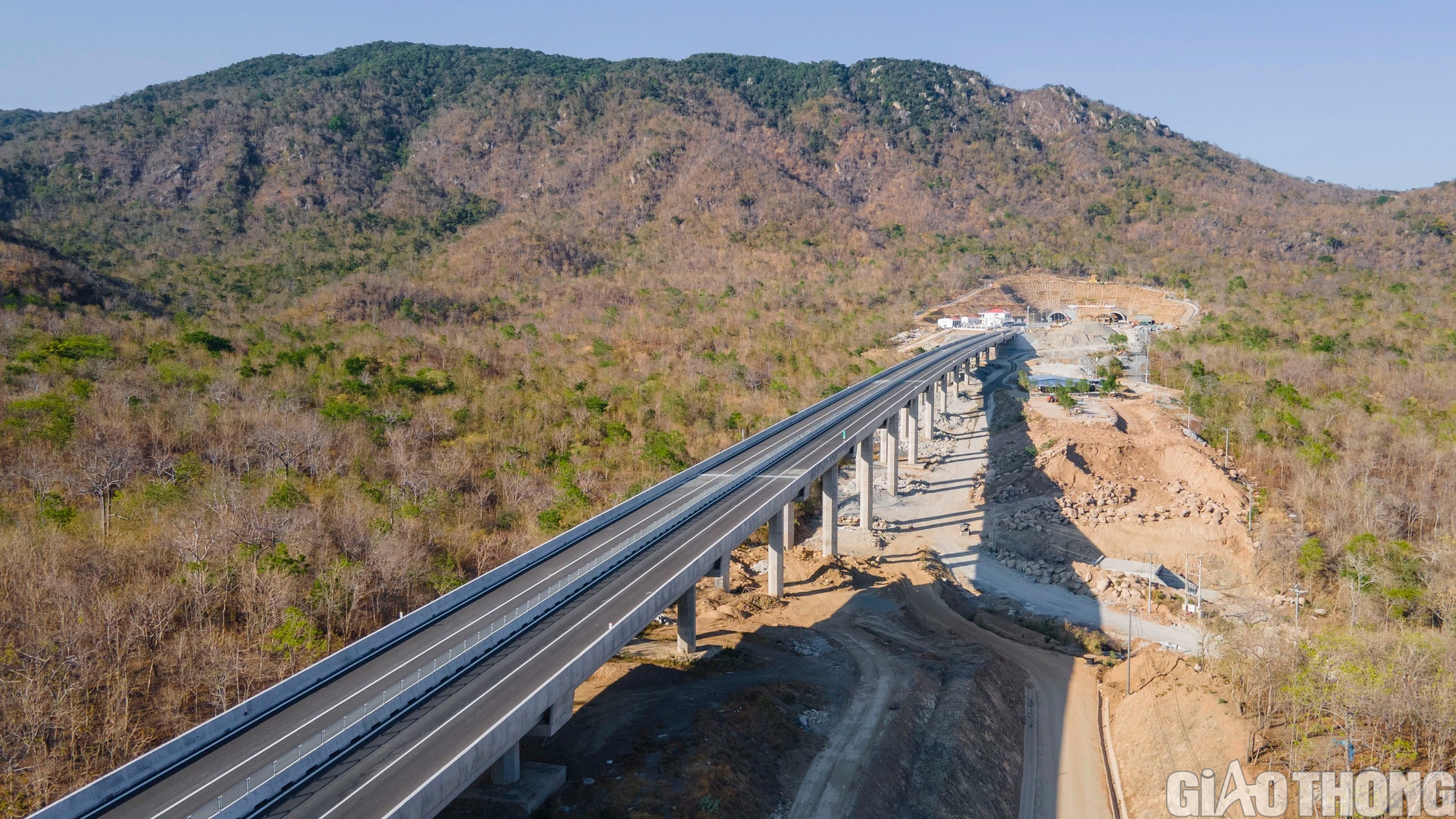 Cận cảnh cao tốc Bắc - Nam qua 3 tỉnh về đích dịp 30/4- Ảnh 12. Cận cảnh cao tốc Bắc - Nam qua 3 tỉnh về đích dịp 30/4- Ảnh 12.