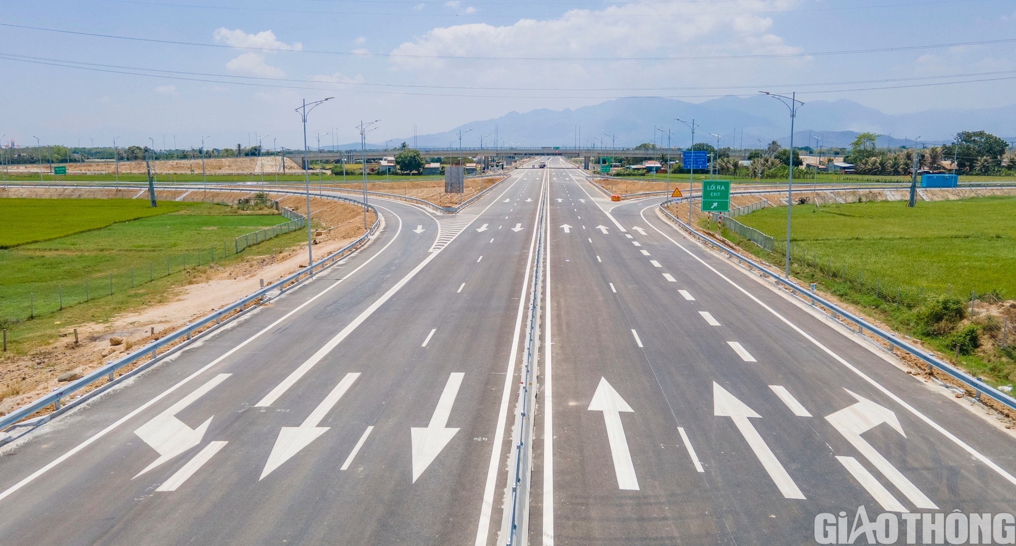 Cận cảnh cao tốc Bắc - Nam qua 3 tỉnh về đích dịp 30/4- Ảnh 23. Cận cảnh cao tốc Bắc - Nam qua 3 tỉnh về đích dịp 30/4- Ảnh 23.