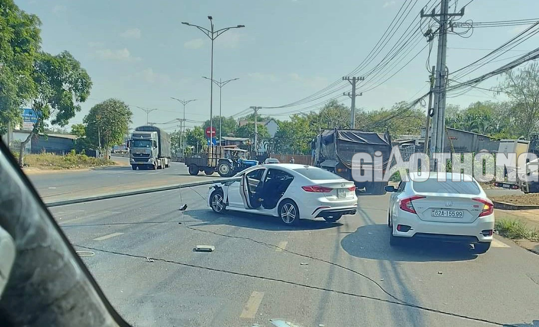 Cột đ&egrave;n bị xe ben h&uacute;c đổ, xuy&ecirc;n qua &ocirc;t&ocirc; con khiến t&agrave;i xế bị thương- Ảnh 2.