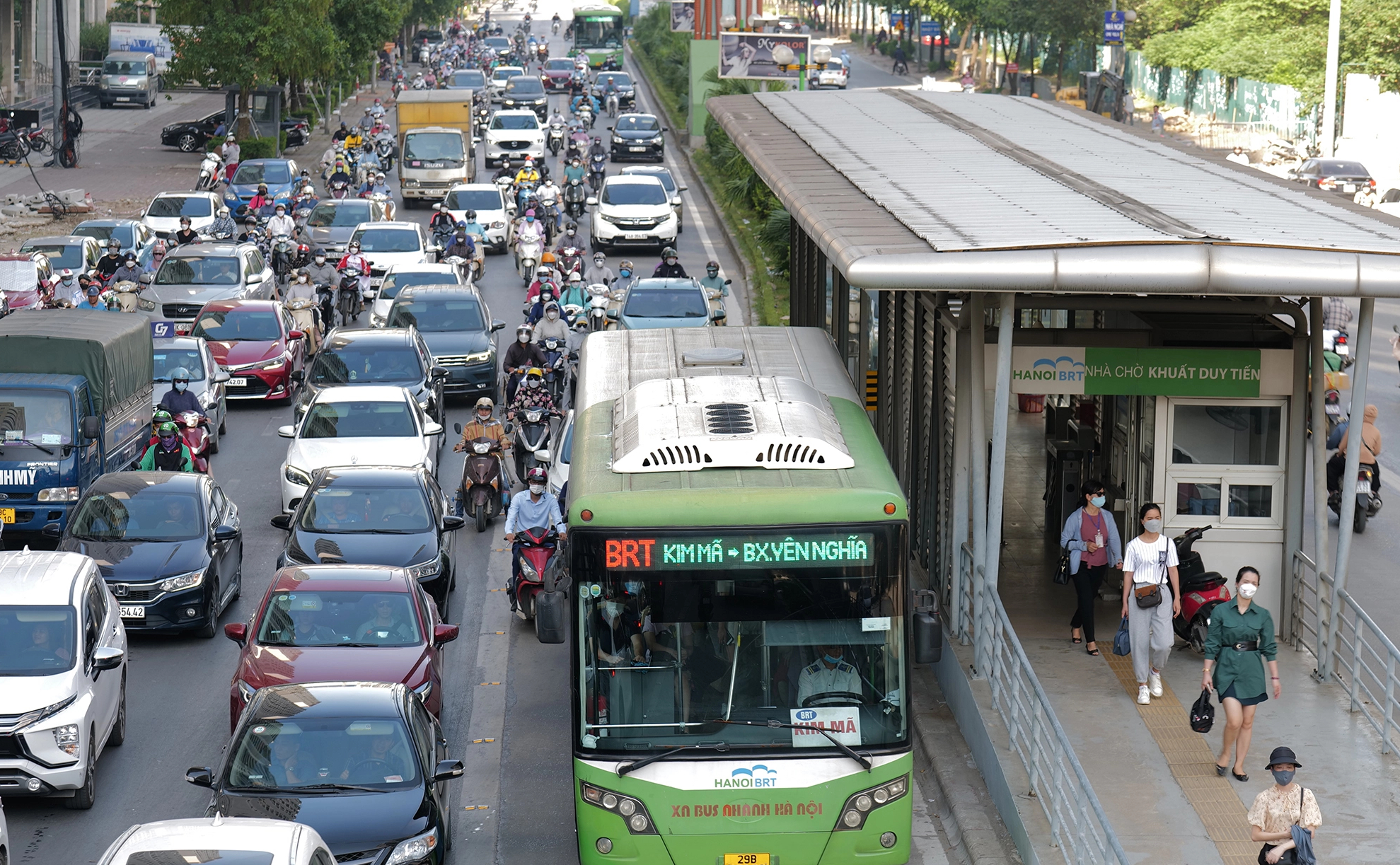 Vì sao Hà Nội chưa khai tử tuyến buýt nhanh BRT?- Ảnh 1. Vì sao Hà Nội chưa khai tử tuyến buýt nhanh BRT?- Ảnh 1.