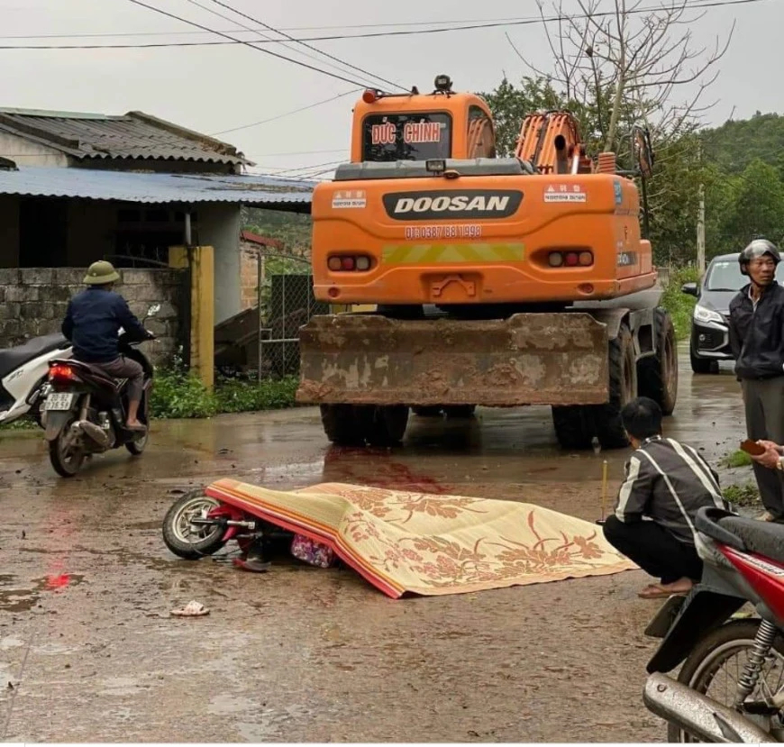 Va chạm với máy múc, bà tử vong, cháu bị thương nặng- Ảnh 1. Va chạm với máy múc, bà tử vong, cháu bị thương nặng- Ảnh 1.