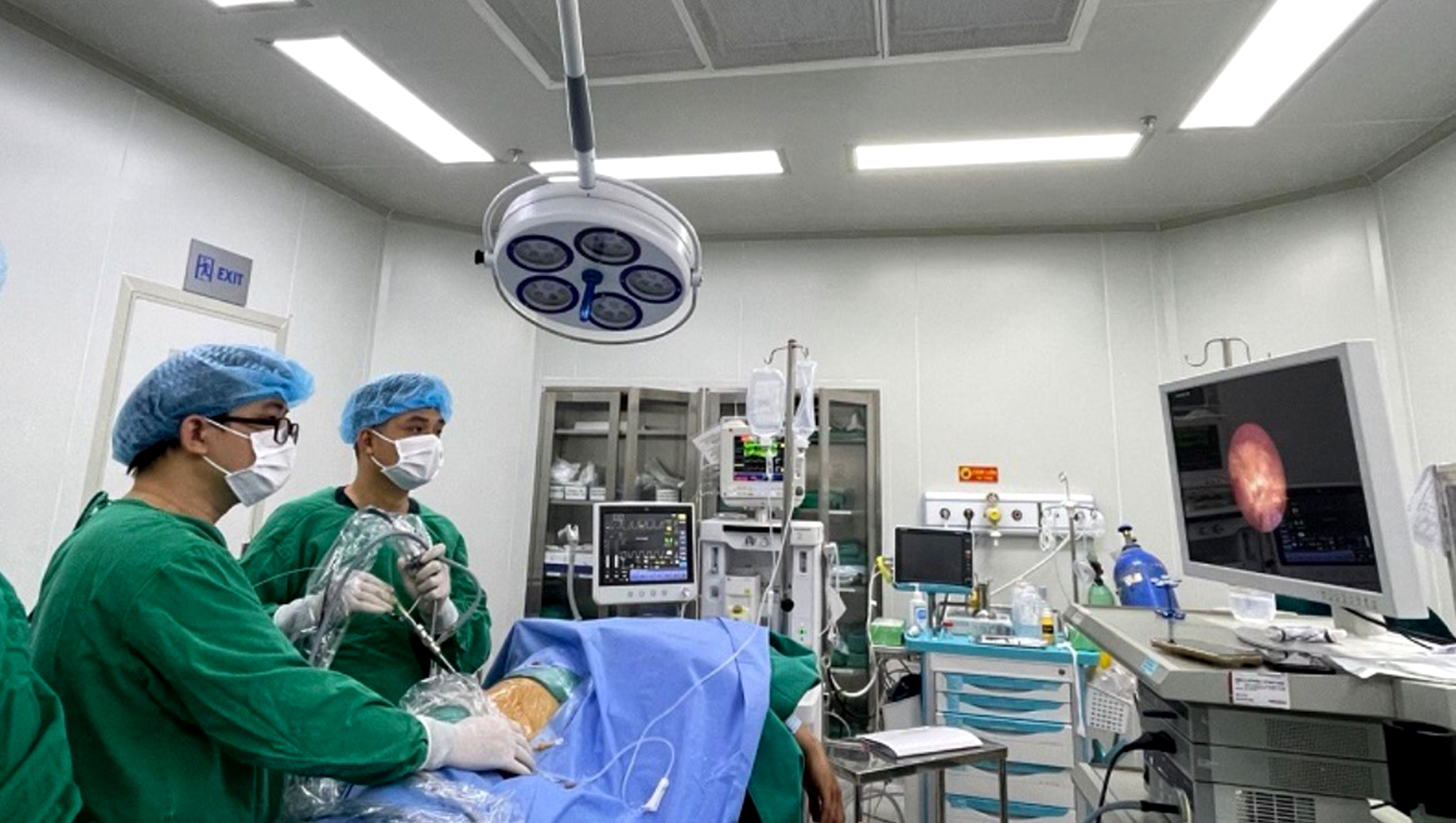 Trả gi&aacute; đắt khi tự &yacute; điều trị sỏi thận- Ảnh 1.