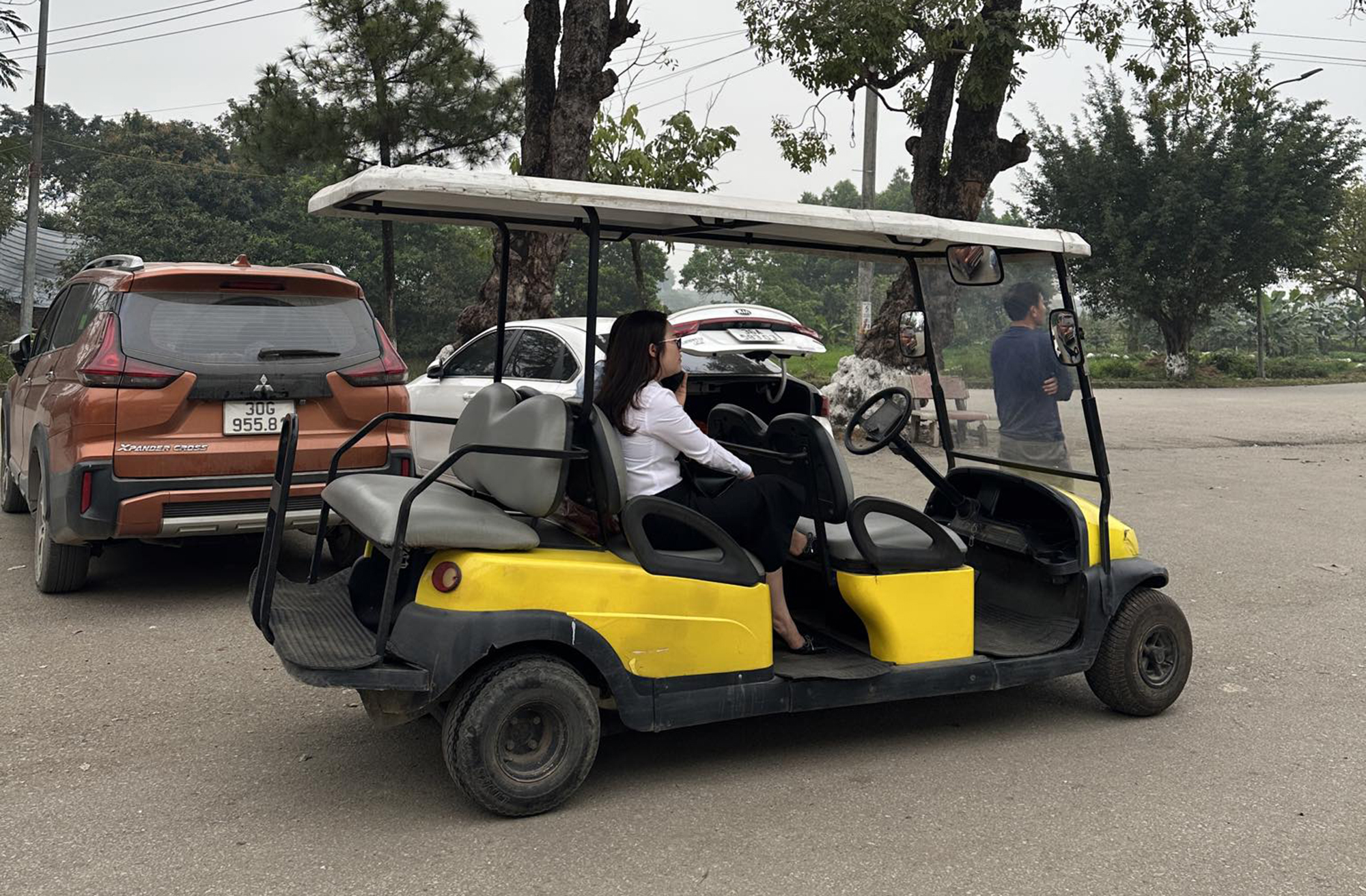 Hà Nội: Bát nháo xe điện không biển số ở Đường Lâm- Ảnh 2. Hà Nội: Bát nháo xe điện không biển số ở Đường Lâm- Ảnh 2.