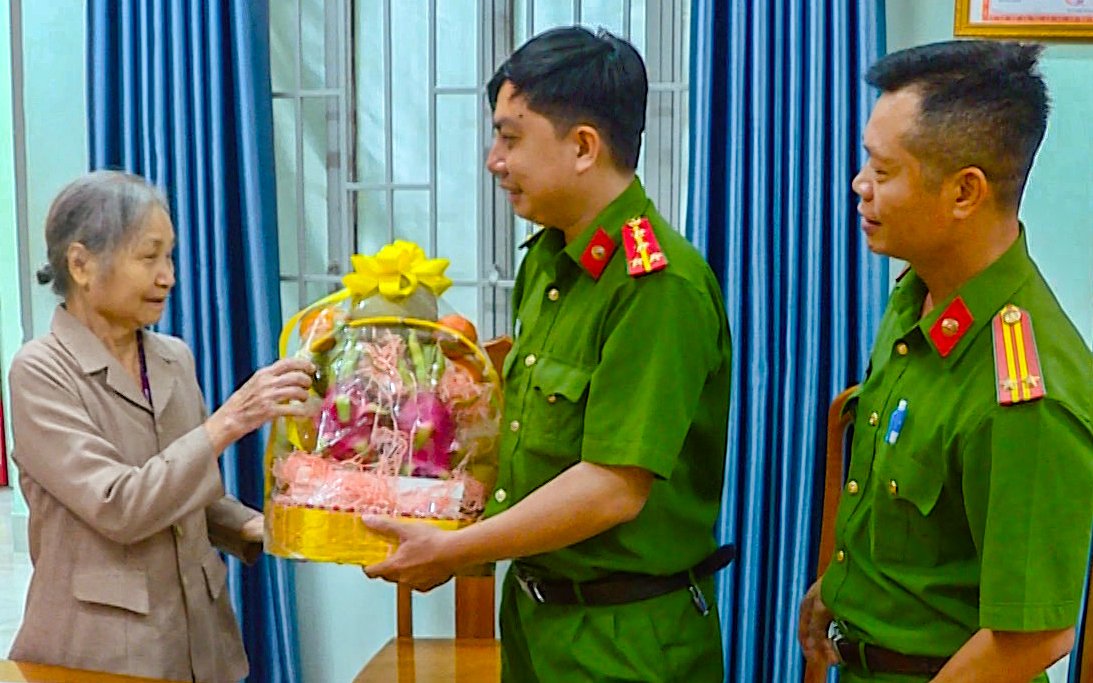 Cụ b&agrave; 75 tuổi giao nộp khẩu s&uacute;ng ngắn cho c&ocirc;ng an- Ảnh 1.