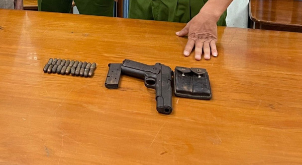 Cụ b&agrave; 75 tuổi giao nộp khẩu s&uacute;ng ngắn cho c&ocirc;ng an- Ảnh 2.