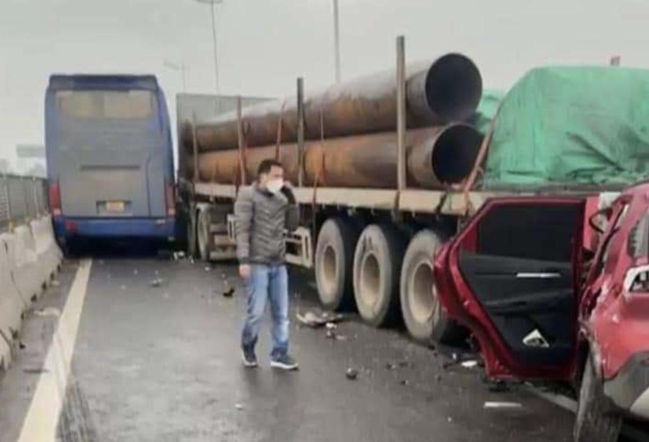 Tai nạn li&ecirc;n ho&agrave;n tr&ecirc;n cao tốc Nghi Sơn - Diễn Ch&acirc;u- Ảnh 1.