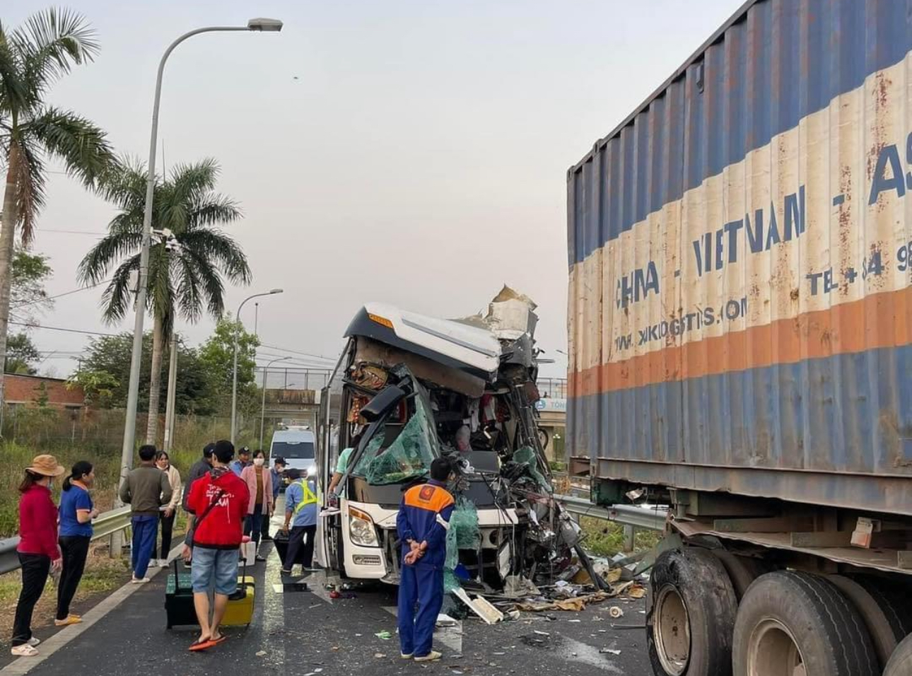 T&agrave;i xế xe kh&aacute;ch tử vong sau va chạm xe đầu k&eacute;o gần trạm dừng nghỉ cao tốc Long Th&agrave;nh- Ảnh 1.