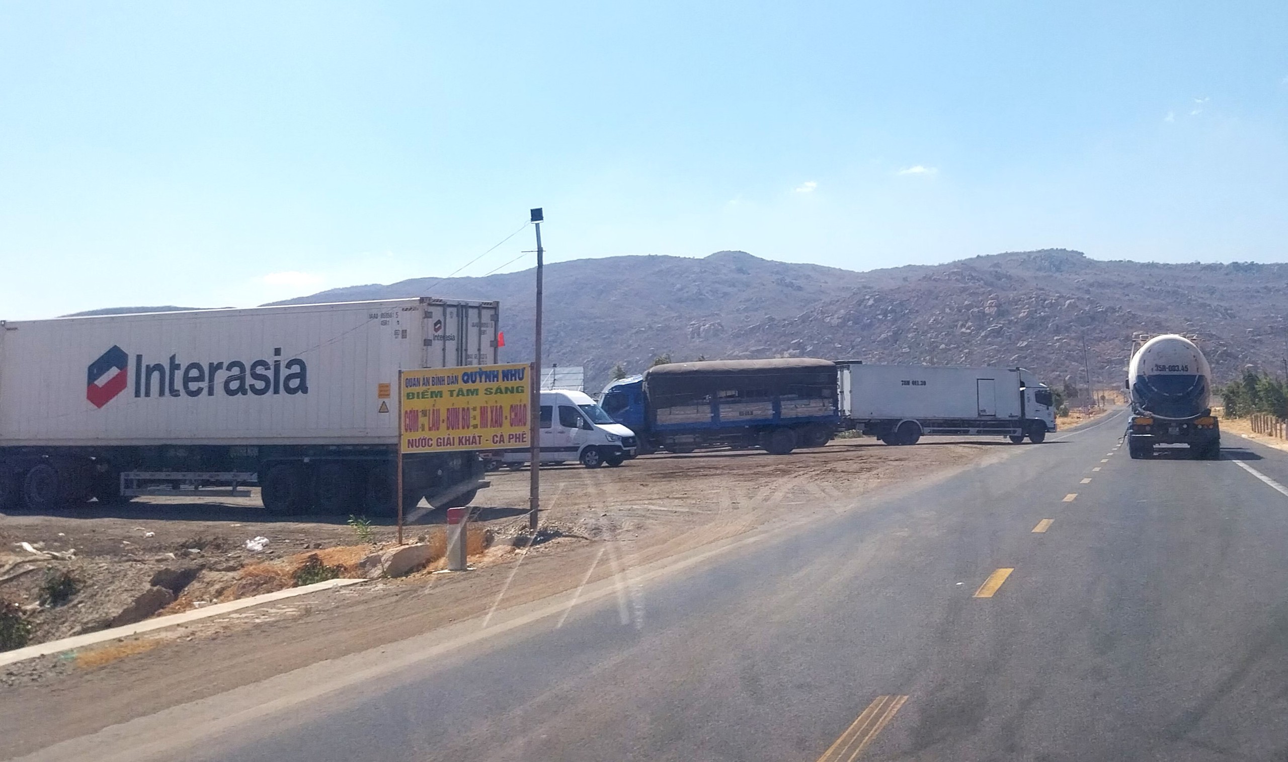 Chủ tịch B&igrave;nh Thuận chỉ đạo xử l&yacute; trạm dừng nghỉ đấu nối tr&aacute;i ph&eacute;p v&agrave;o cao tốc- Ảnh 1.