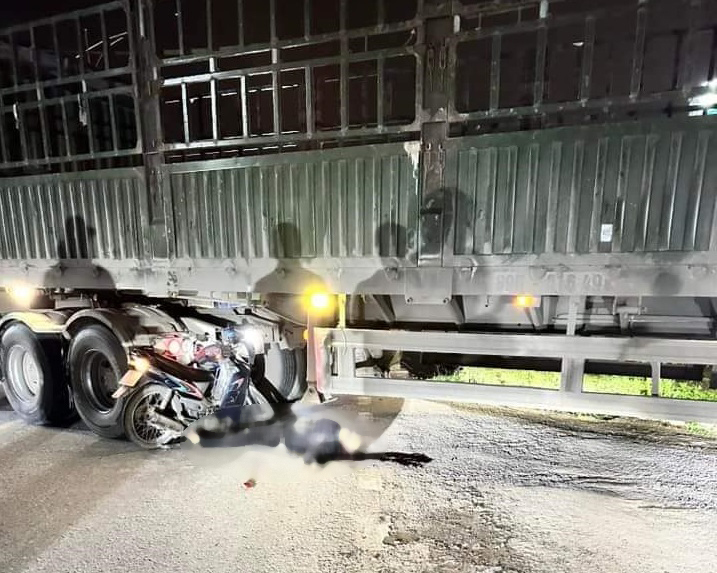 Đ&acirc;m ngang xe đầu k&eacute;o đang l&ugrave;i, người đi xe m&aacute;y tử vong tại chỗ- Ảnh 1.