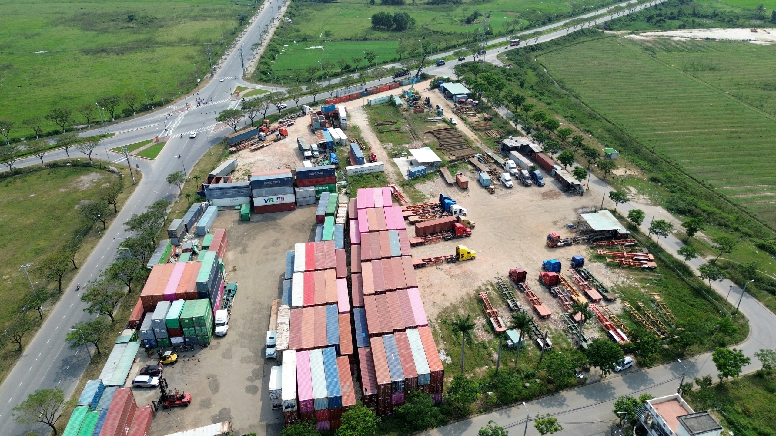 Dỡ bỏ b&atilde;i tập kết container tr&aacute;i ph&eacute;p tr&ecirc;n đất c&ocirc;ng ở Đ&agrave; Nẵng- Ảnh 3.