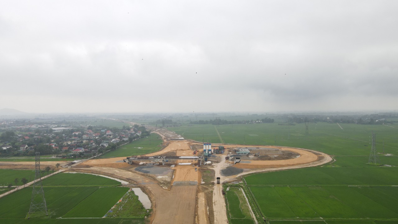 Mục ti&ecirc;u th&aacute;ng 6/2025 th&ocirc;ng xe cao tốc qua H&agrave; Tĩnh: 
