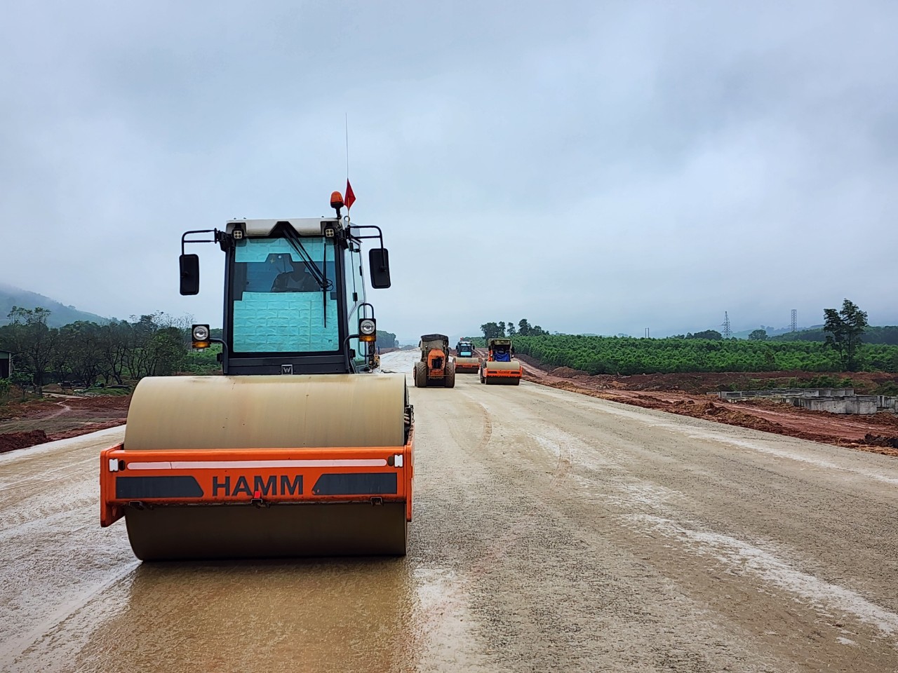 Mục ti&ecirc;u th&aacute;ng 6/2025 th&ocirc;ng xe cao tốc qua H&agrave; Tĩnh: 