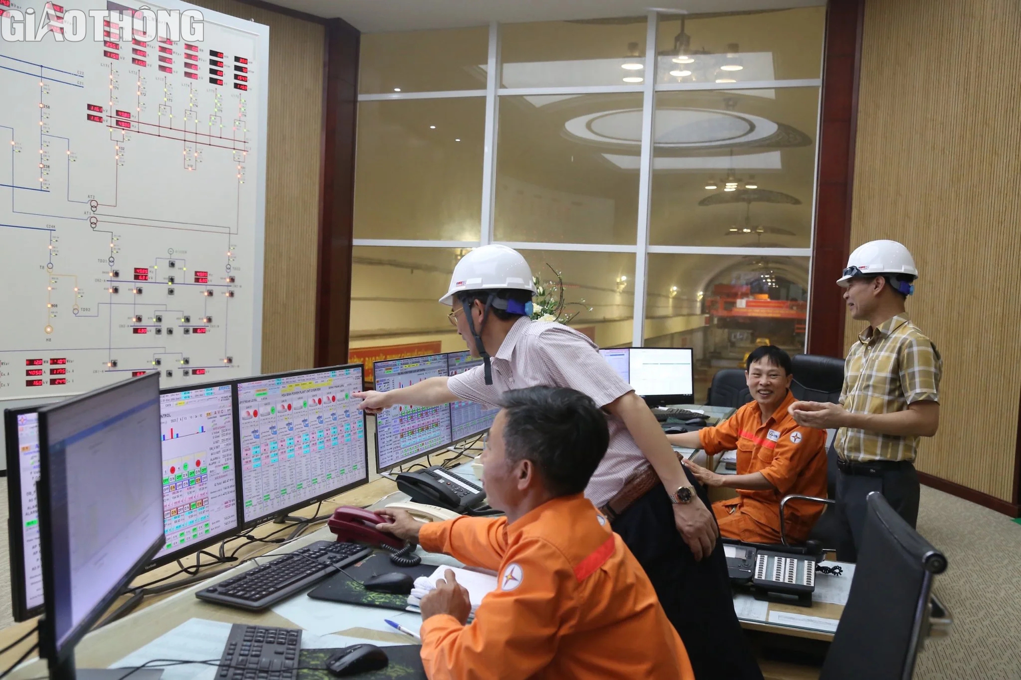 Chưa v&agrave;o m&ugrave;a nắng n&oacute;ng, cung ứng điện đ&atilde; căng thẳng- Ảnh 1.