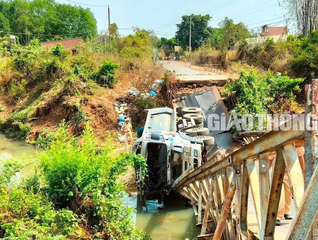 B&igrave;nh Phước: Xe ben chở c&aacute;t l&agrave;m sập cầu sắt, t&agrave;i xế bị thương nặng- Ảnh 1.