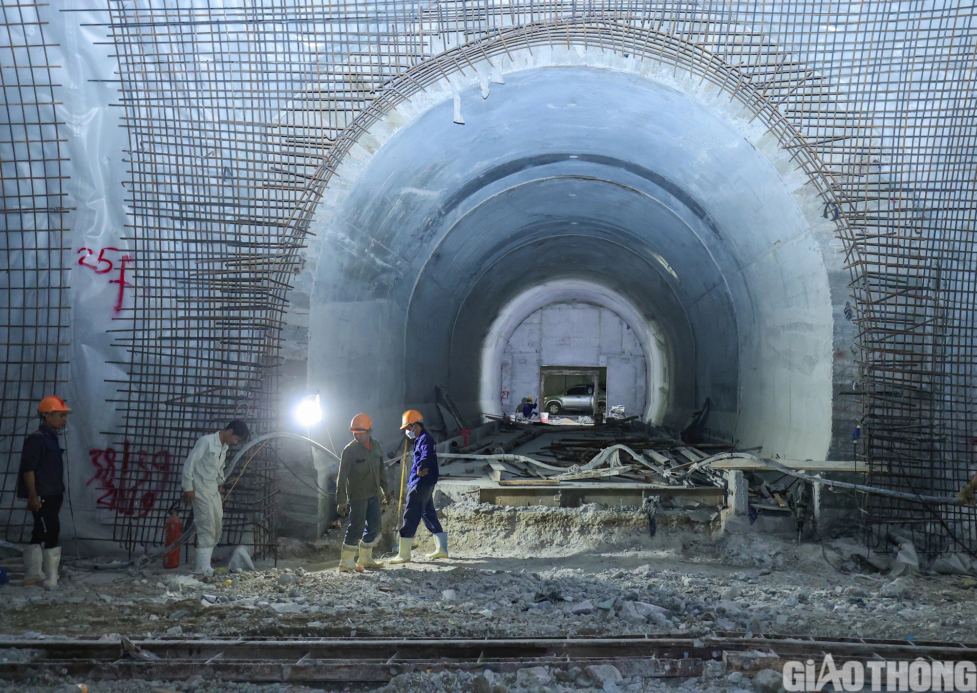 Hai hầm xuyên núi dài nhất cao tốc Bắc - Nam giai đoạn 1 chạy đua về đích- Ảnh 1. Hai hầm xuyên núi dài nhất cao tốc Bắc - Nam giai đoạn 1 chạy đua về đích- Ảnh 1.