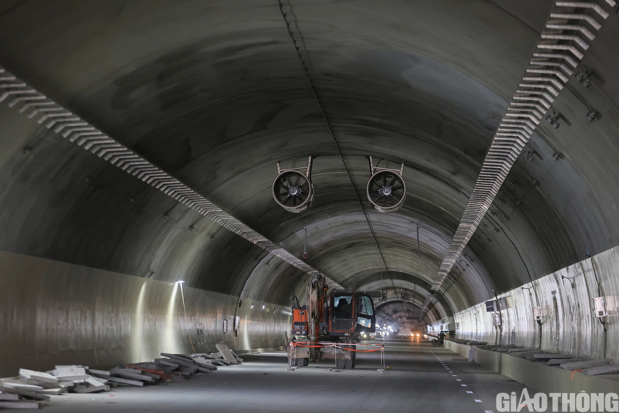 Hai hầm xuyên núi dài nhất cao tốc Bắc - Nam giai đoạn 1 chạy đua về đích- Ảnh 3. Hai hầm xuyên núi dài nhất cao tốc Bắc - Nam giai đoạn 1 chạy đua về đích- Ảnh 3.