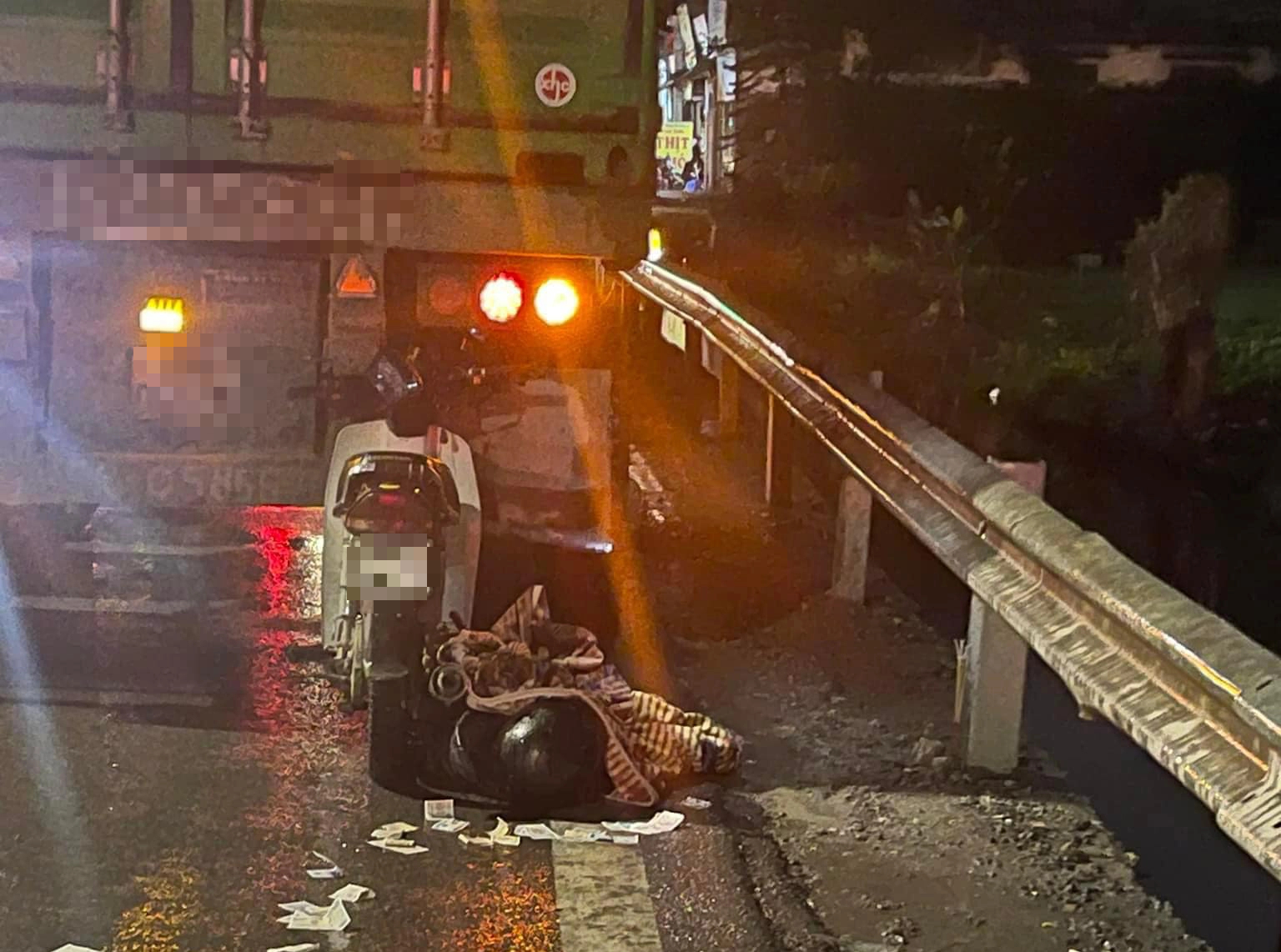 T&ocirc;ng đu&ocirc;i xe container dừng đỗ b&ecirc;n đường, 1 người tử vong- Ảnh 1.