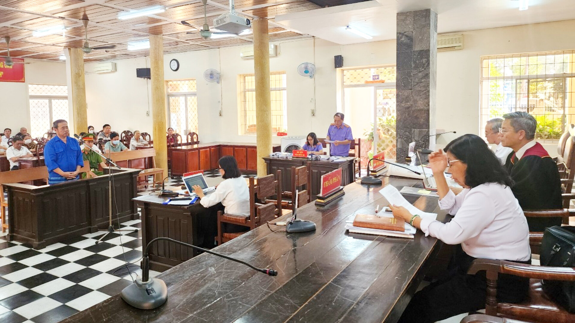 Th&ecirc;m bị c&aacute;o li&ecirc;n quan khai th&aacute;c c&aacute;t ở An Giang bị x&eacute;t xử tội rửa tiền- Ảnh 1.