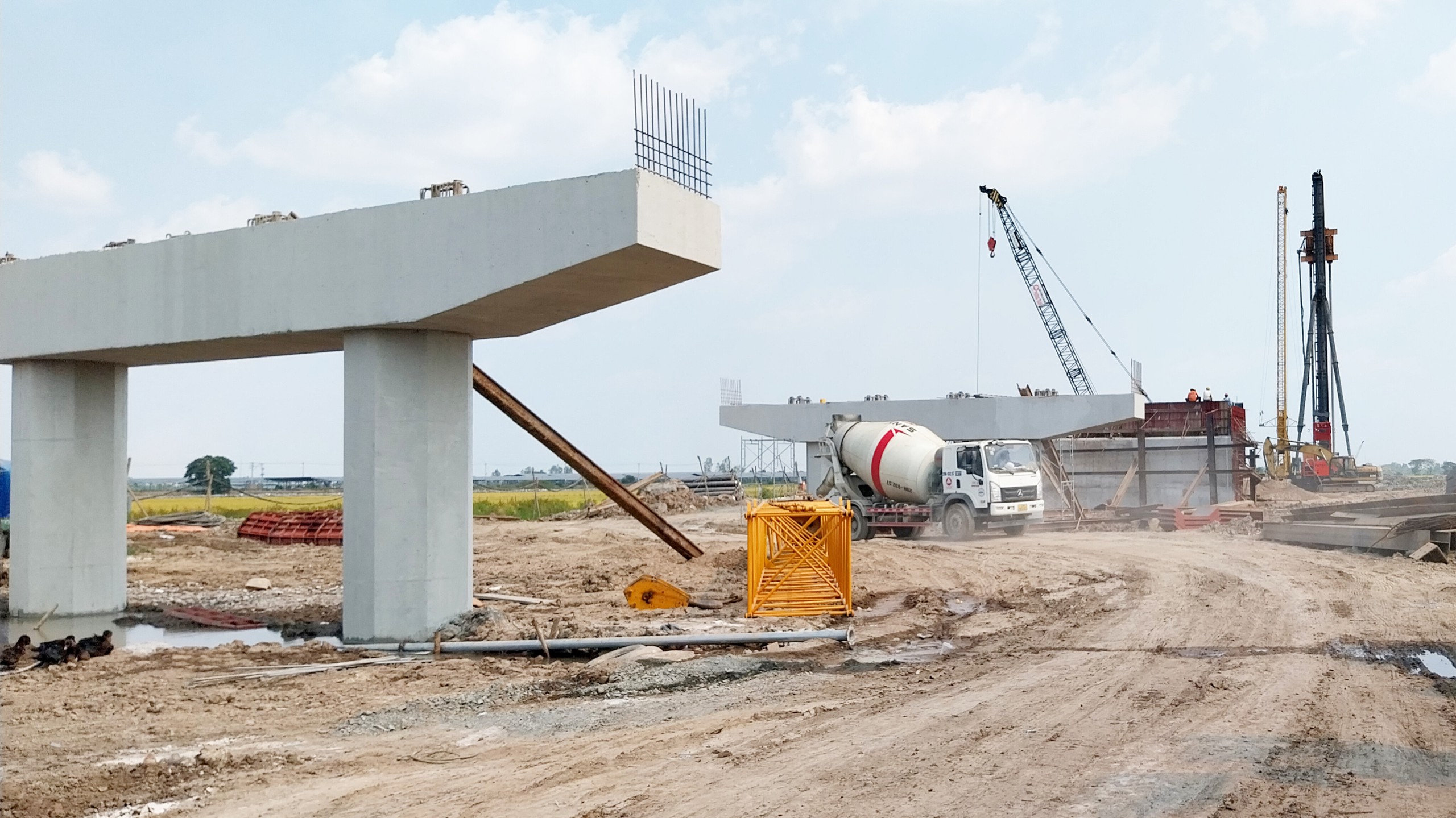 Nh&agrave; thầu thi c&ocirc;ng cao tốc ng&oacute;ng c&aacute;t sau khi được cấp mỏ- Ảnh 1.