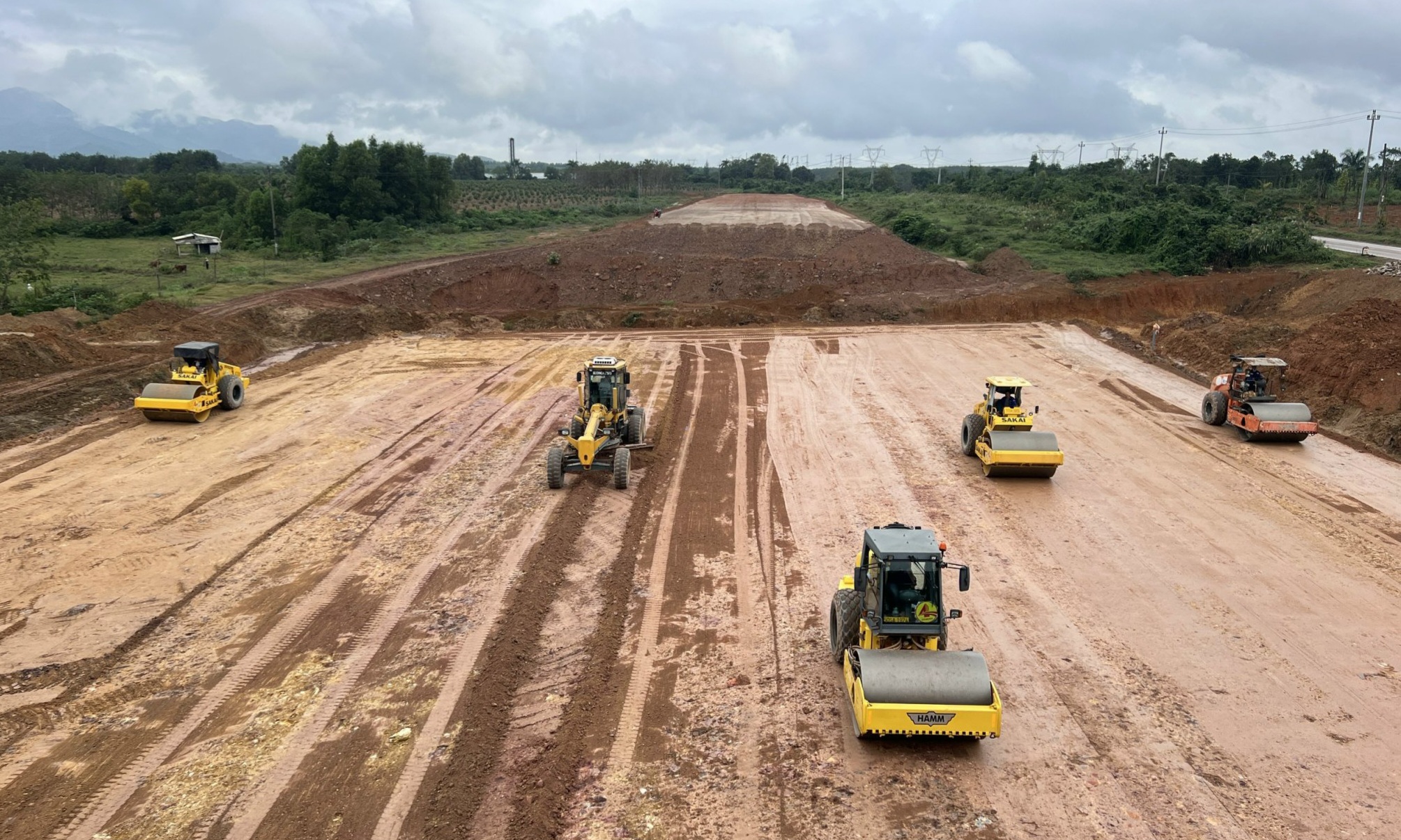 Gỡ vướng mặt bằng, đẩy tiến độ cao tốc Bắc - Nam qua Quảng B&igrave;nh- Ảnh 1.
