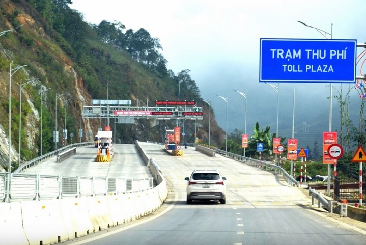 V&igrave; sao tạm dừng thu ph&iacute; đường BOT nối Sa Pa với cao tốc Nội B&agrave;i - L&agrave;o Cai?- Ảnh 1.