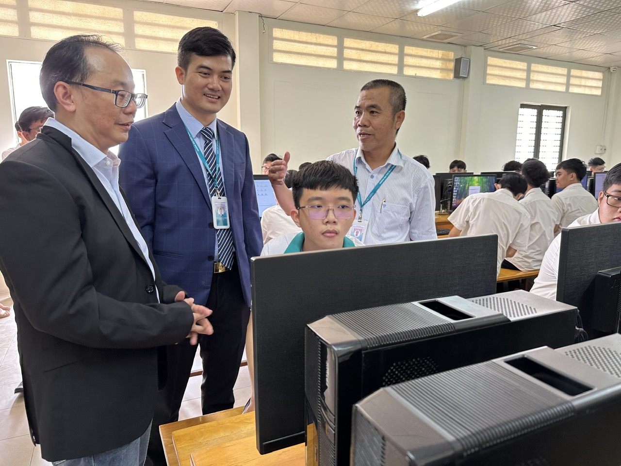 Một c&ocirc;ng ty Trung Quốc phối hợp với Việt Nam đ&agrave;o tạo ng&agrave;nh vi mạch b&aacute;n dẫn- Ảnh 2.