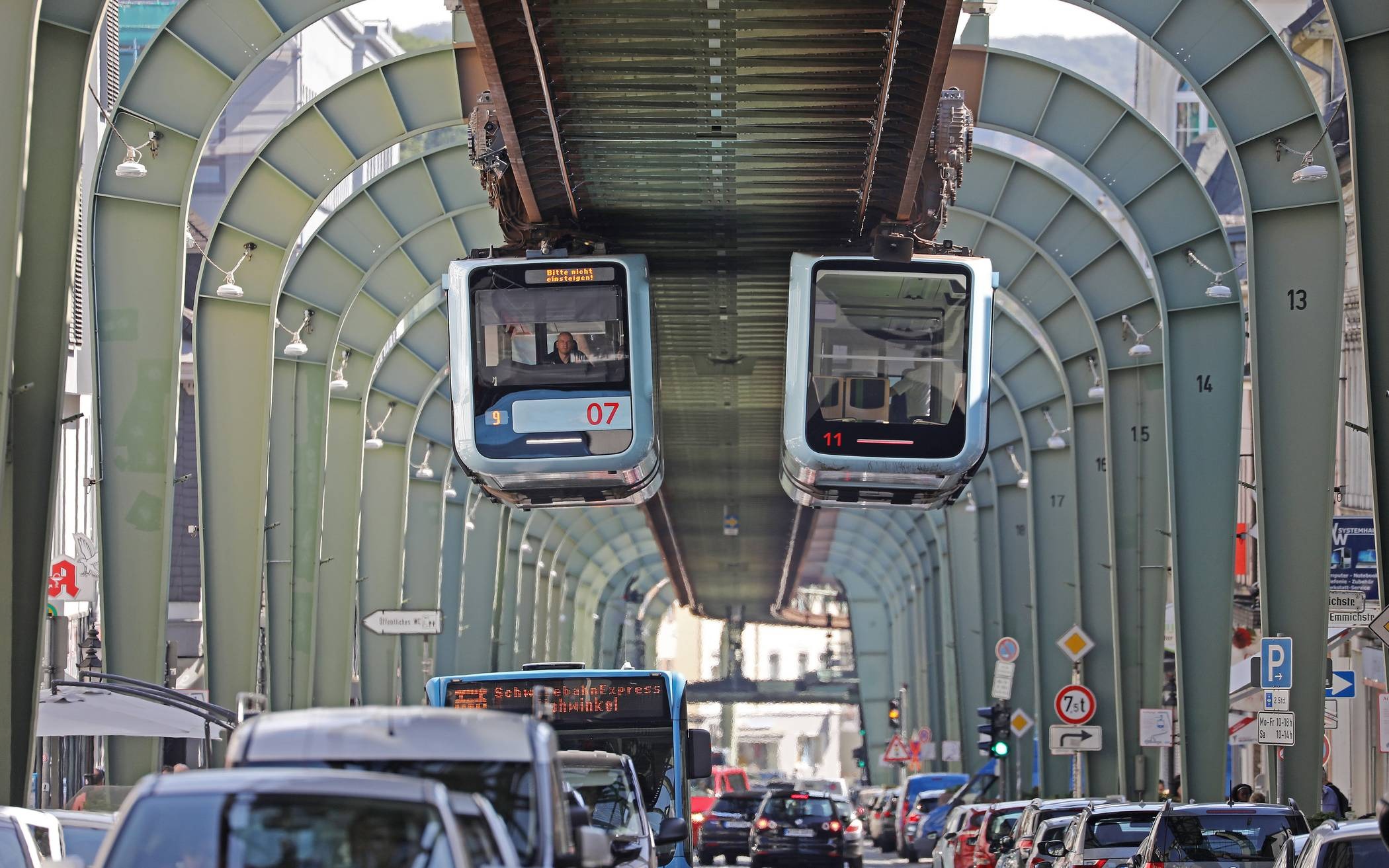 C&aacute;c đo&agrave;n t&agrave;u treo ngược tr&ecirc;n 486 khung dầm cao tới 12m, vận chuyển hơn 80.000 người mỗi ng&agrave;y với tốc độ 60km/h. (Ảnh: Westdeutsche Zeitung)