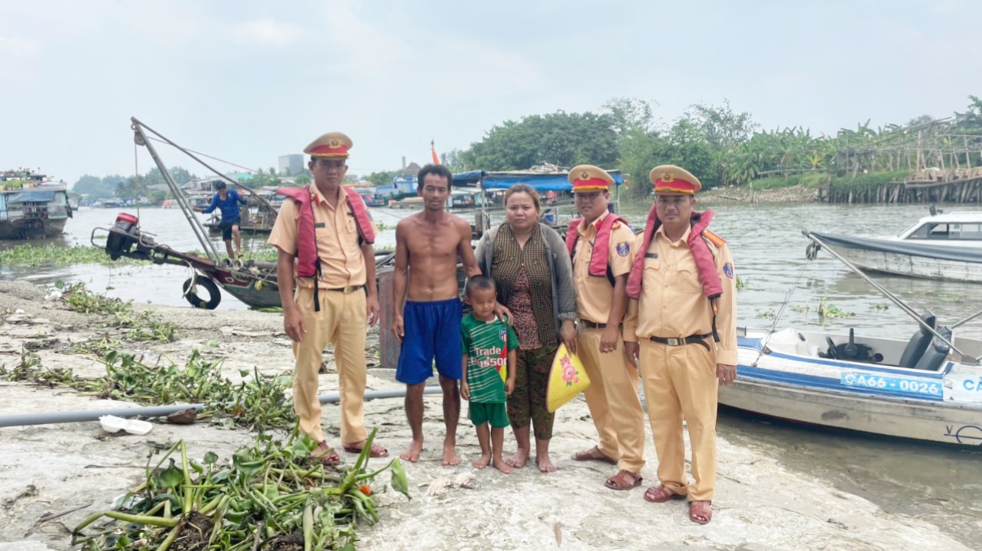 CSGT Đồng Th&aacute;p kịp thời cứu sống 3 người bị ch&igrave;m ghe- Ảnh 1.